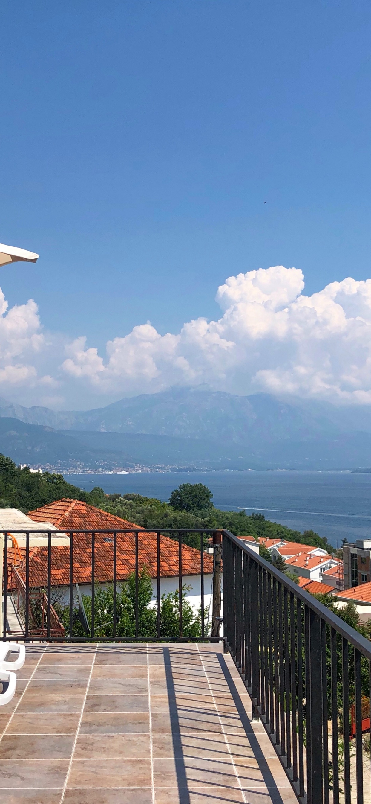 Immobilier, Tourisme, Mobilier D'extérieur, Maison, Toit. Wallpaper in 1242x2688 Resolution