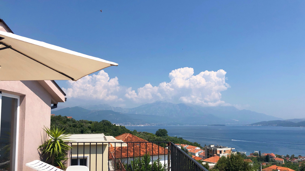 Immobilier, Tourisme, Mobilier D'extérieur, Maison, Toit. Wallpaper in 1280x720 Resolution