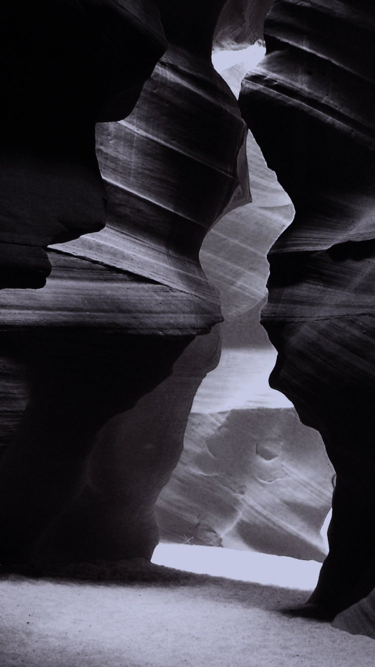 Graustufenfoto Der Felsformation. Wallpaper in 750x1334 Resolution