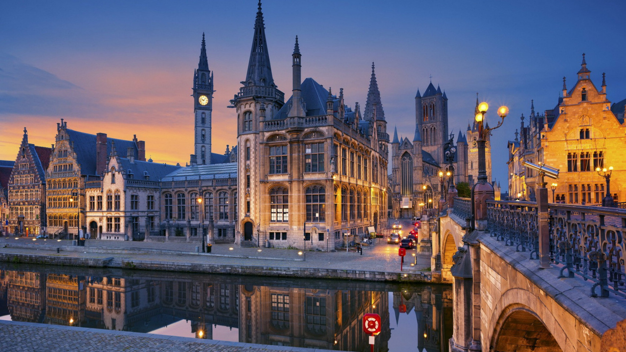 Braunes Betongebäude in Der Nähe Von Gewässern Während Der Nacht. Wallpaper in 1280x720 Resolution