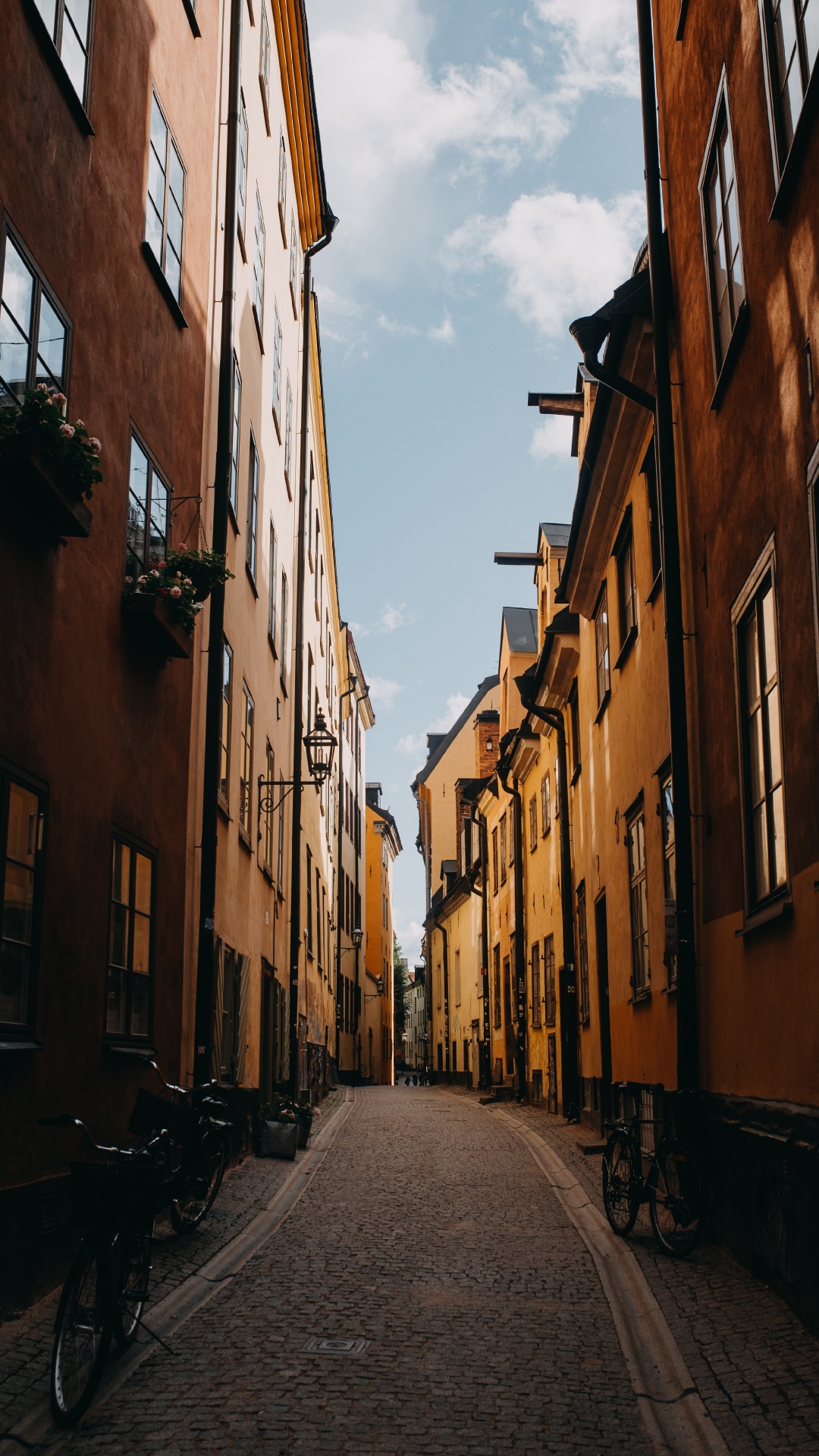 Route Vide Entre Les Bâtiments en Béton Brun Pendant la Journée. Wallpaper in 1080x1920 Resolution