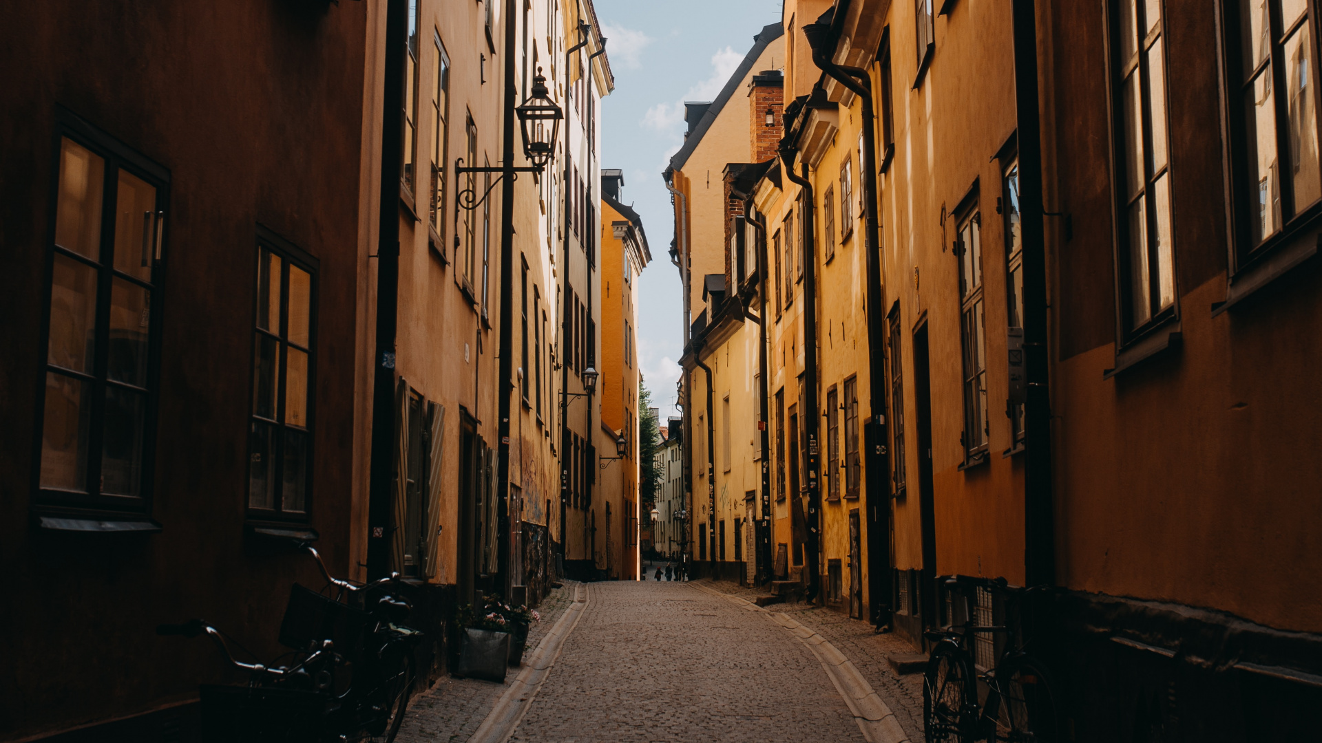 Route Vide Entre Les Bâtiments en Béton Brun Pendant la Journée. Wallpaper in 1920x1080 Resolution