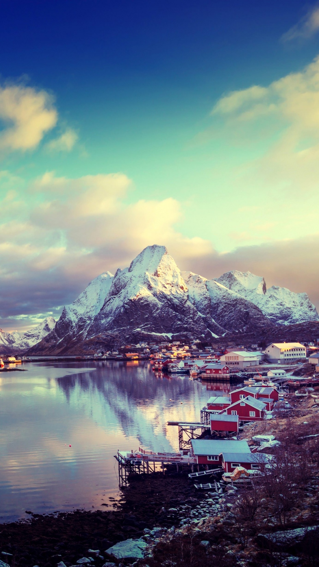 Maison Blanche et Brune Près du Lac Sous un Ciel Bleu Pendant la Journée. Wallpaper in 1080x1920 Resolution