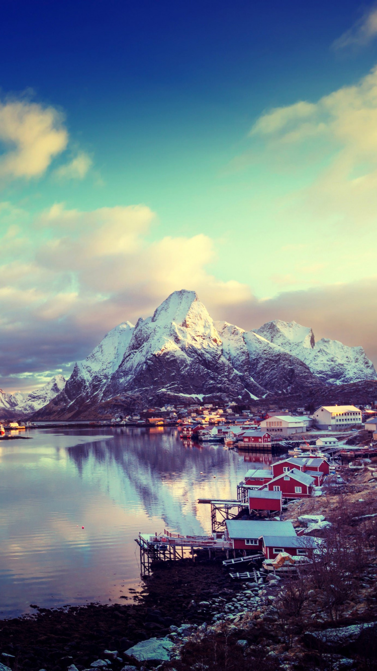 Maison Blanche et Brune Près du Lac Sous un Ciel Bleu Pendant la Journée. Wallpaper in 750x1334 Resolution