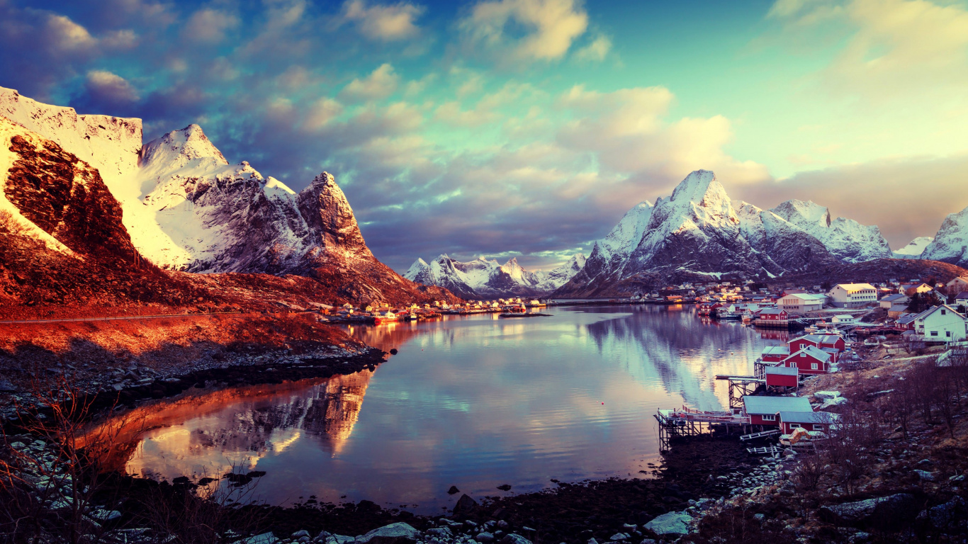 White and Brown House Near Lake Under Blue Sky During Daytime. Wallpaper in 1366x768 Resolution