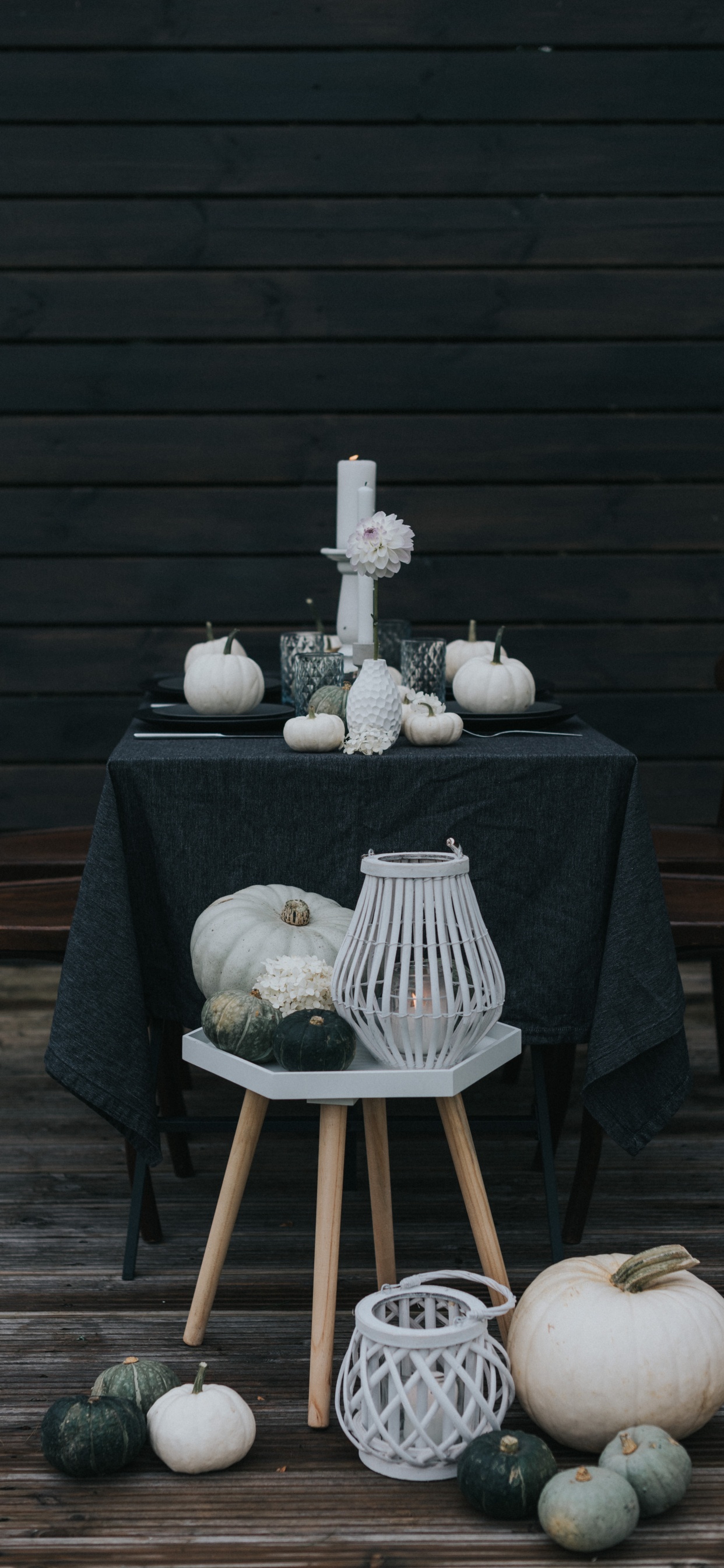 Cuenco de Cerámica Blanca Sobre Mantel Blanco. Wallpaper in 1242x2688 Resolution