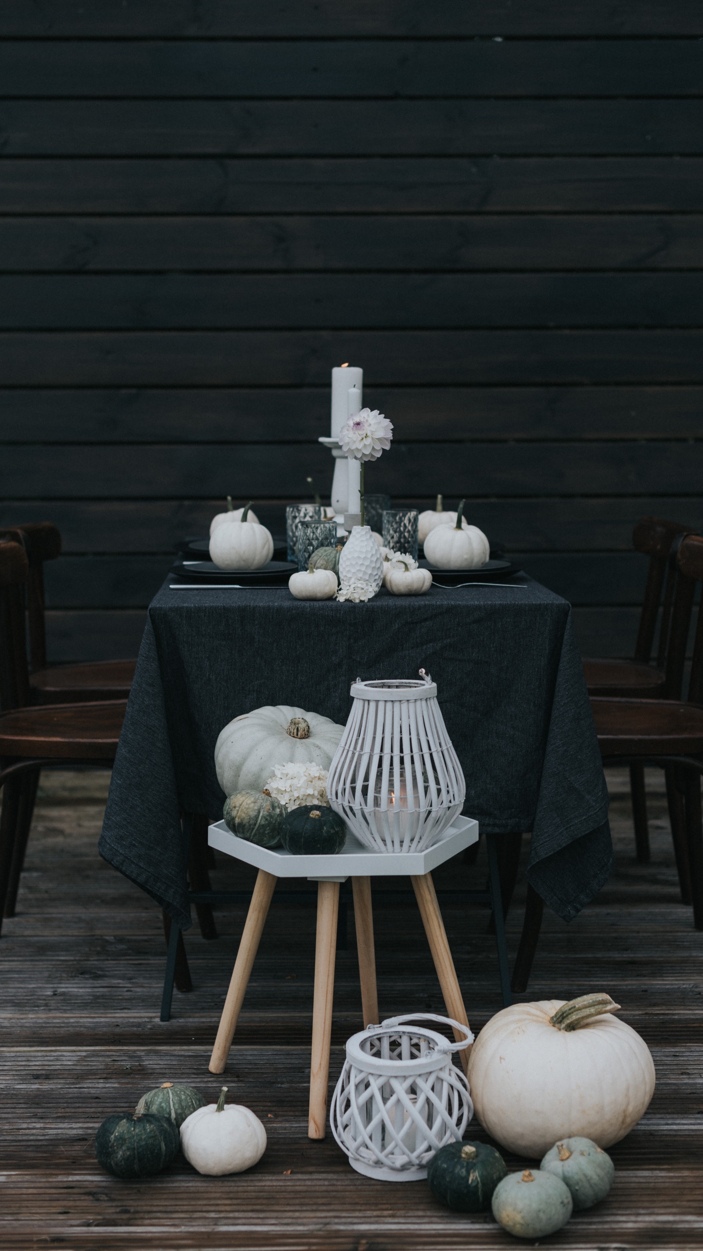 Cuenco de Cerámica Blanca Sobre Mantel Blanco. Wallpaper in 1440x2560 Resolution