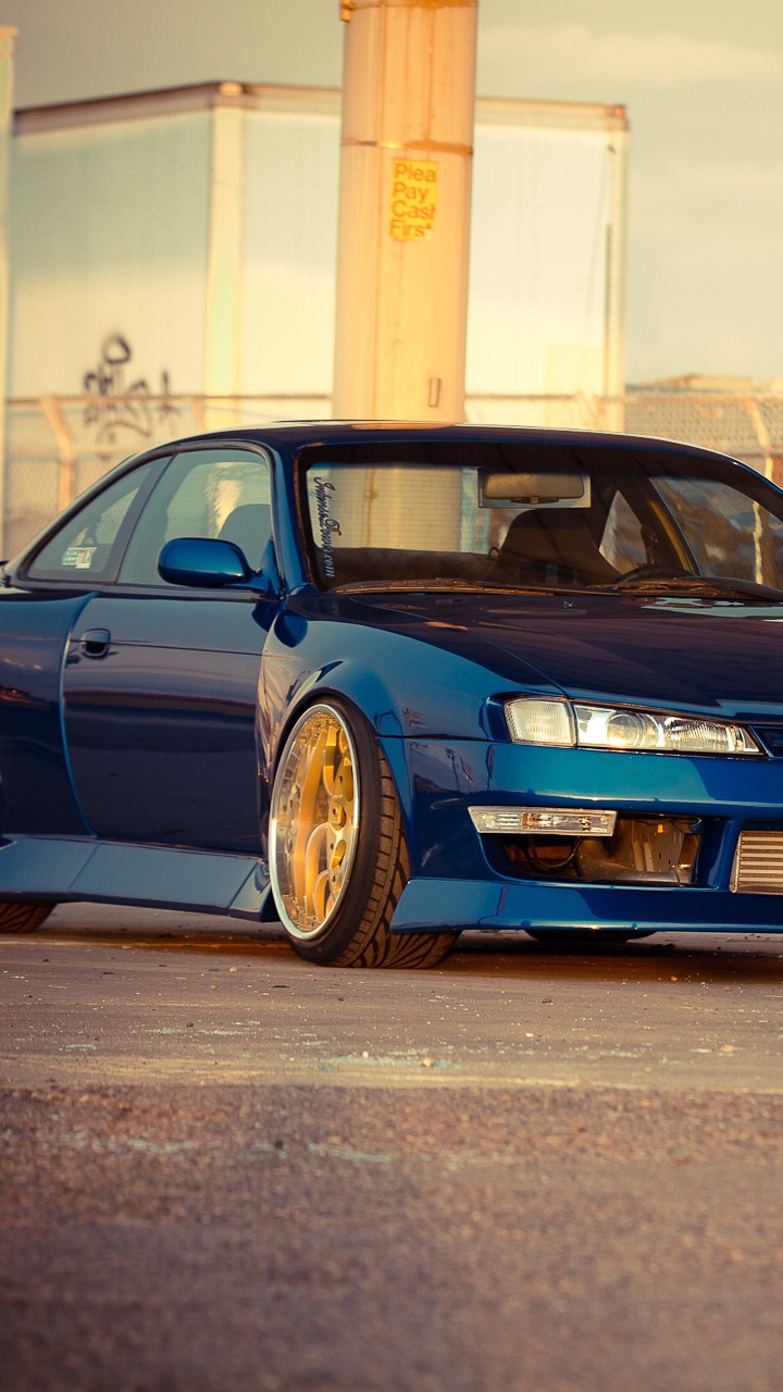 Chevrolet Camaro Bleu Garé Sur Rue Pendant la Journée. Wallpaper in 720x1280 Resolution