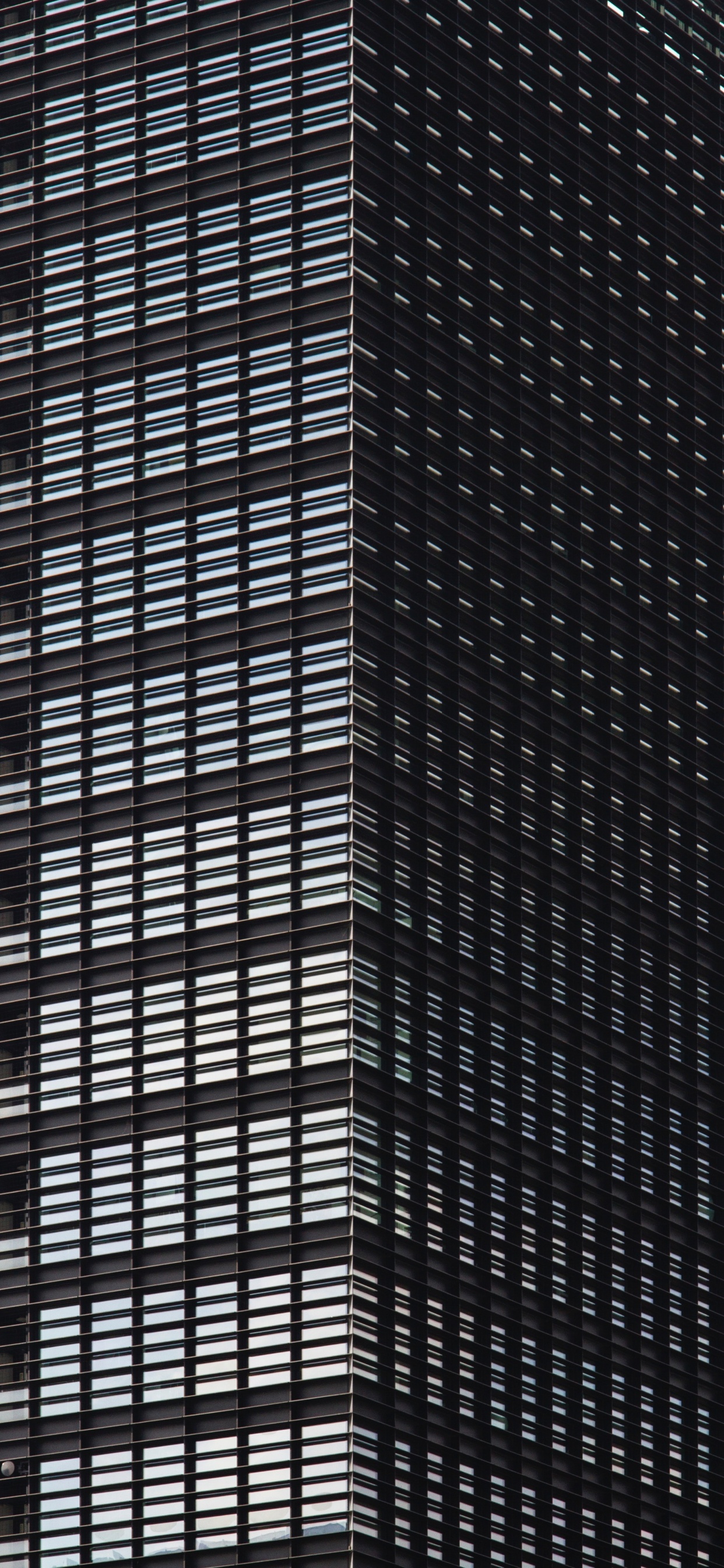 Edificio de Gran Altura Marrón y Negro. Wallpaper in 1242x2688 Resolution