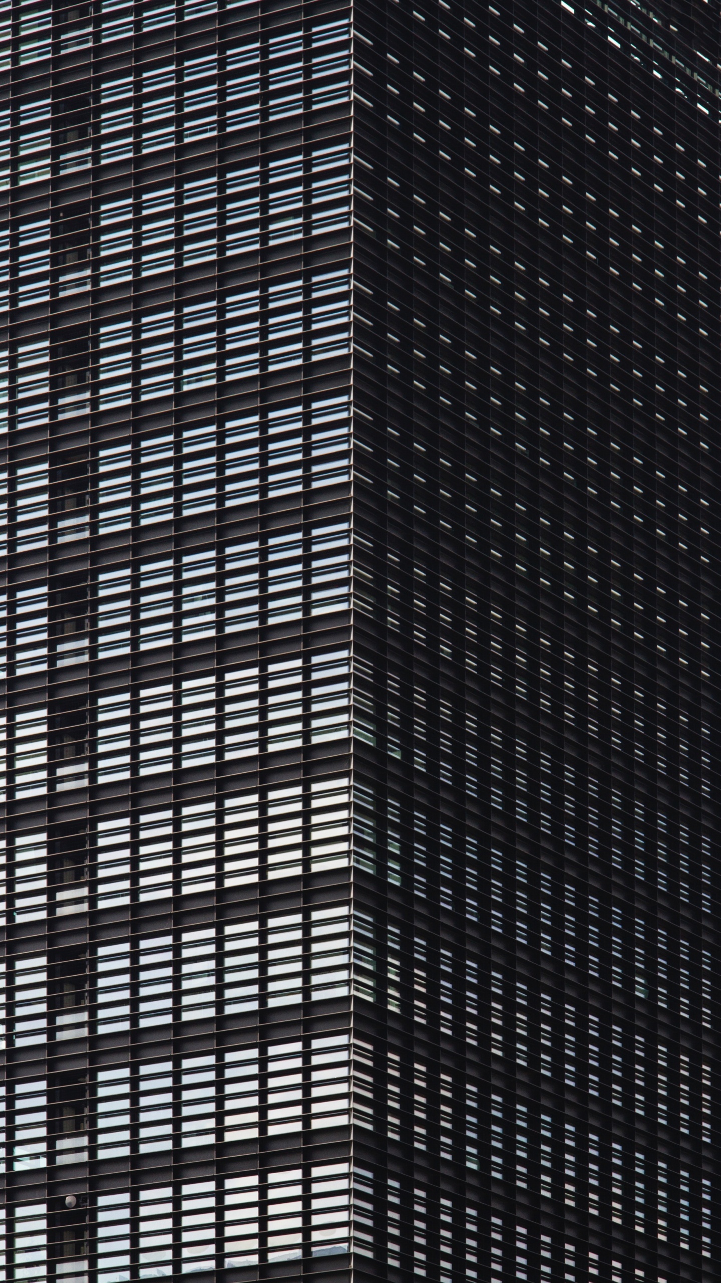 Braunes Und Schwarzes Hochhaus. Wallpaper in 1440x2560 Resolution