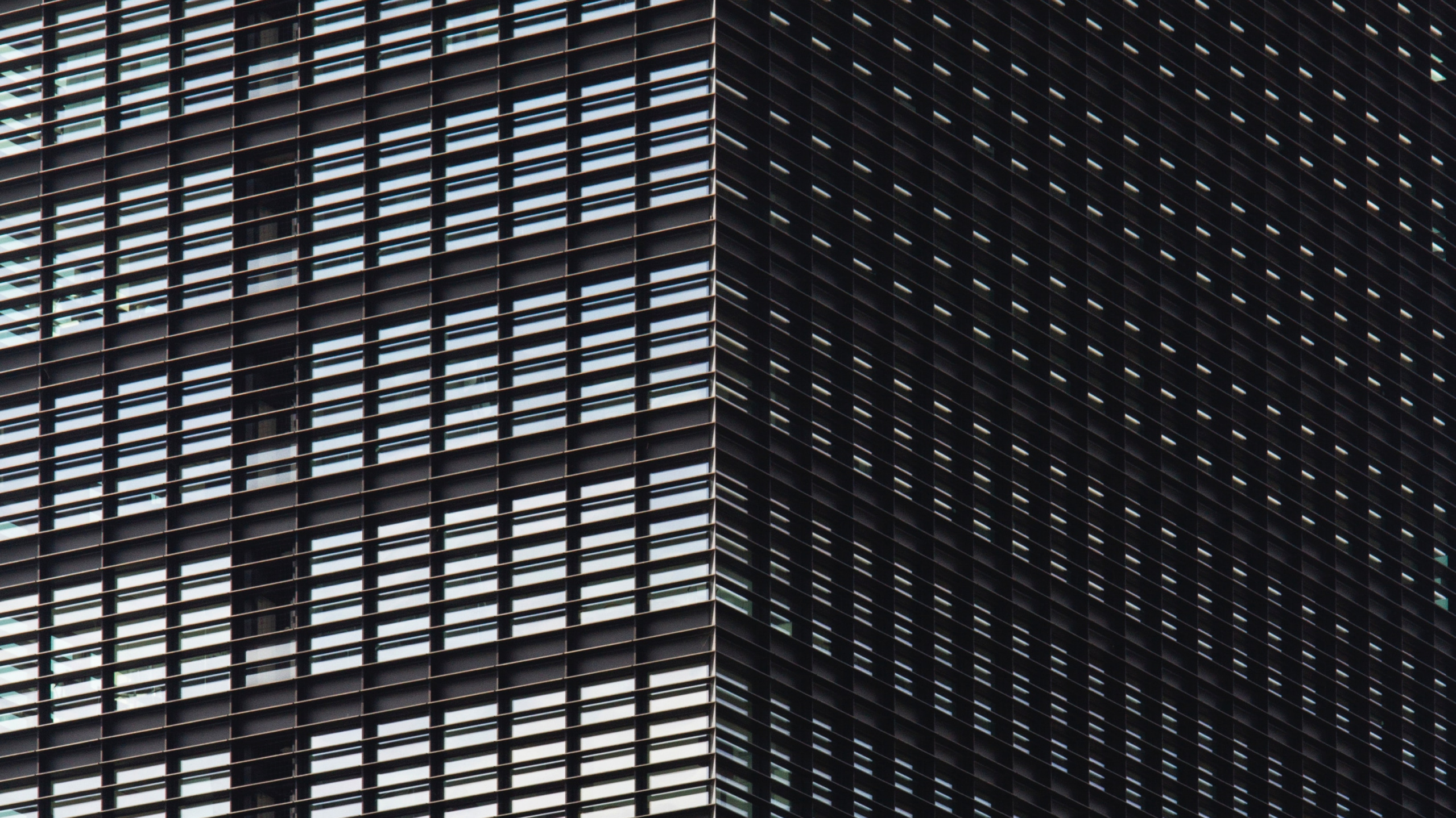 Braunes Und Schwarzes Hochhaus. Wallpaper in 2560x1440 Resolution