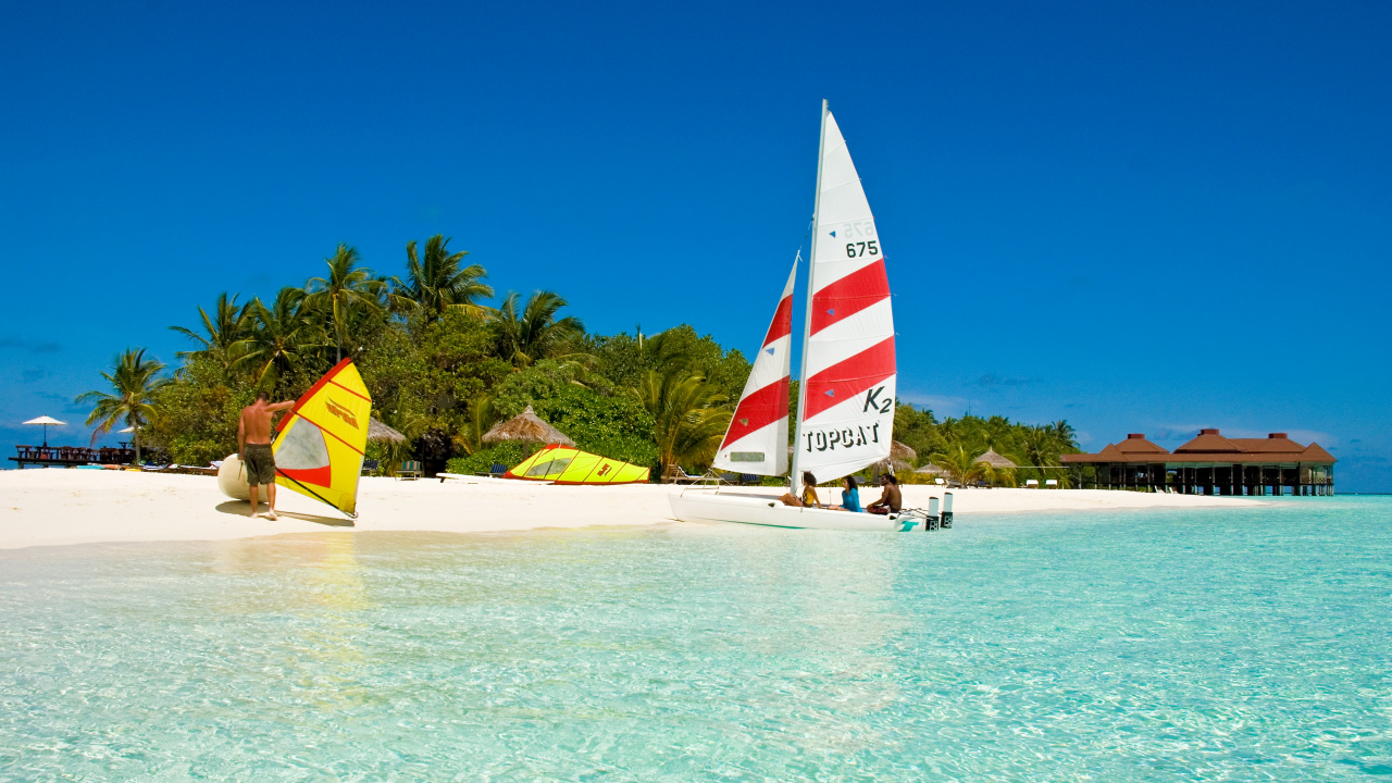 Red White and Blue Sail Boat on Sea Shore During Daytime. Wallpaper in 1280x720 Resolution