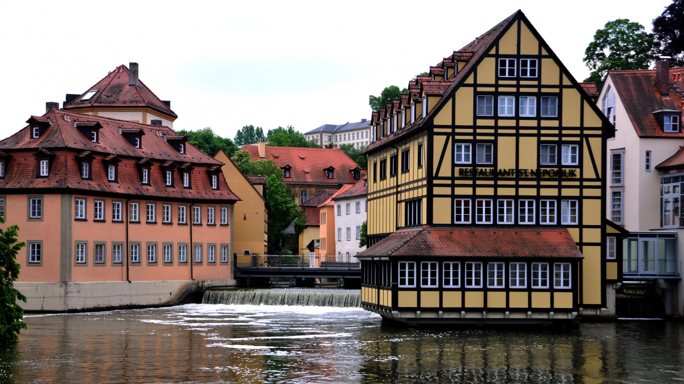 Braunes Und Beiges Betongebäude am Fluss Tagsüber. Wallpaper in 1366x768 Resolution