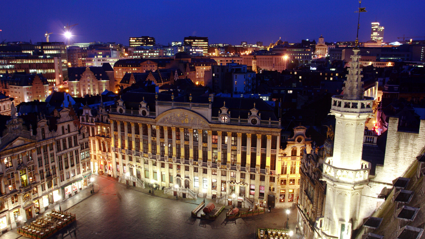 Gente Caminando en la Calle Cerca Del Edificio Durante la Noche. Wallpaper in 1366x768 Resolution