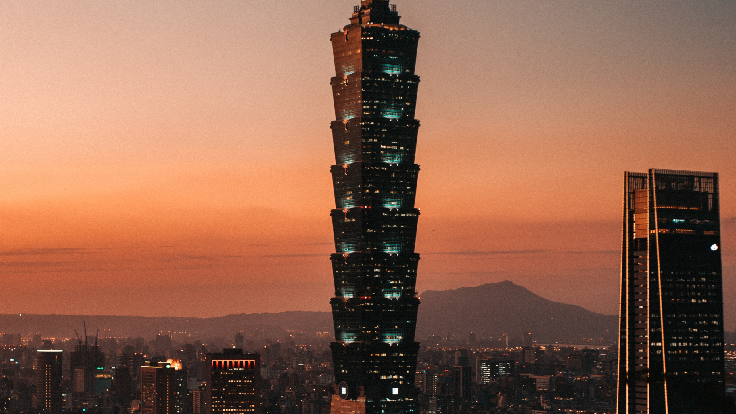 Horizon de la Ville Pendant la Nuit. Wallpaper in 2560x1440 Resolution