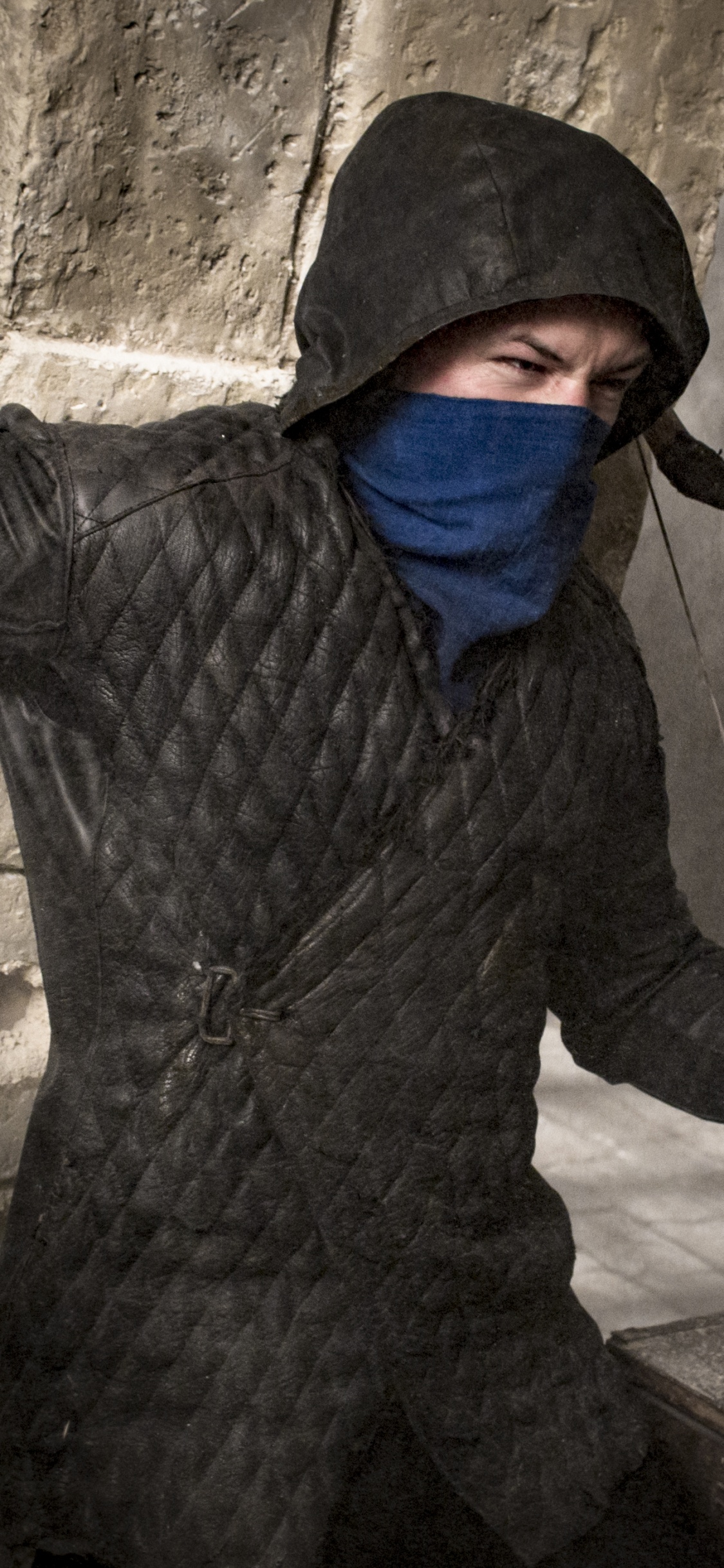 Mann in Schwarz-grau Kariertem Hemd Und Schwarzer Hose Auf Grauem Betonboden Concrete. Wallpaper in 1125x2436 Resolution