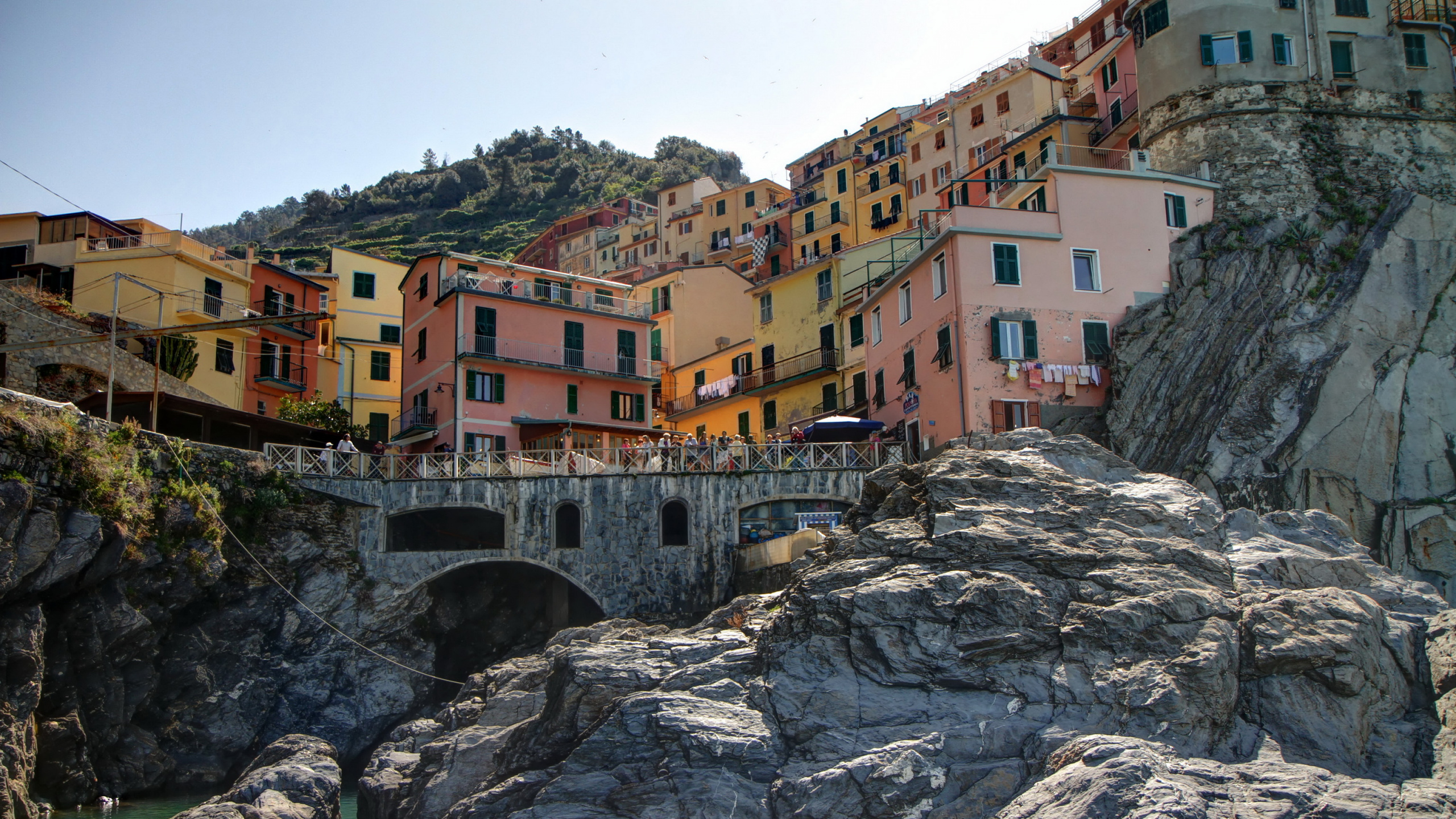 Edificios de Hormigón Marrón y Blanco Cerca Del Cuerpo de Agua Durante el Día. Wallpaper in 2560x1440 Resolution
