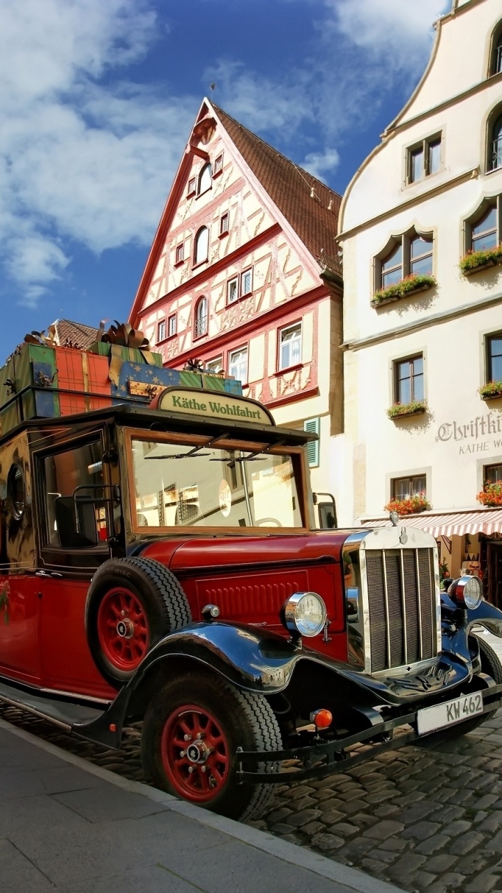 Rot-schwarzer Oldtimer Tagsüber am Straßenrand Geparkt. Wallpaper in 720x1280 Resolution