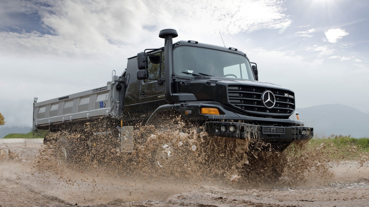 Schwarz-weißer LKW Auf Braunem Sand Tagsüber. Wallpaper in 1280x720 Resolution