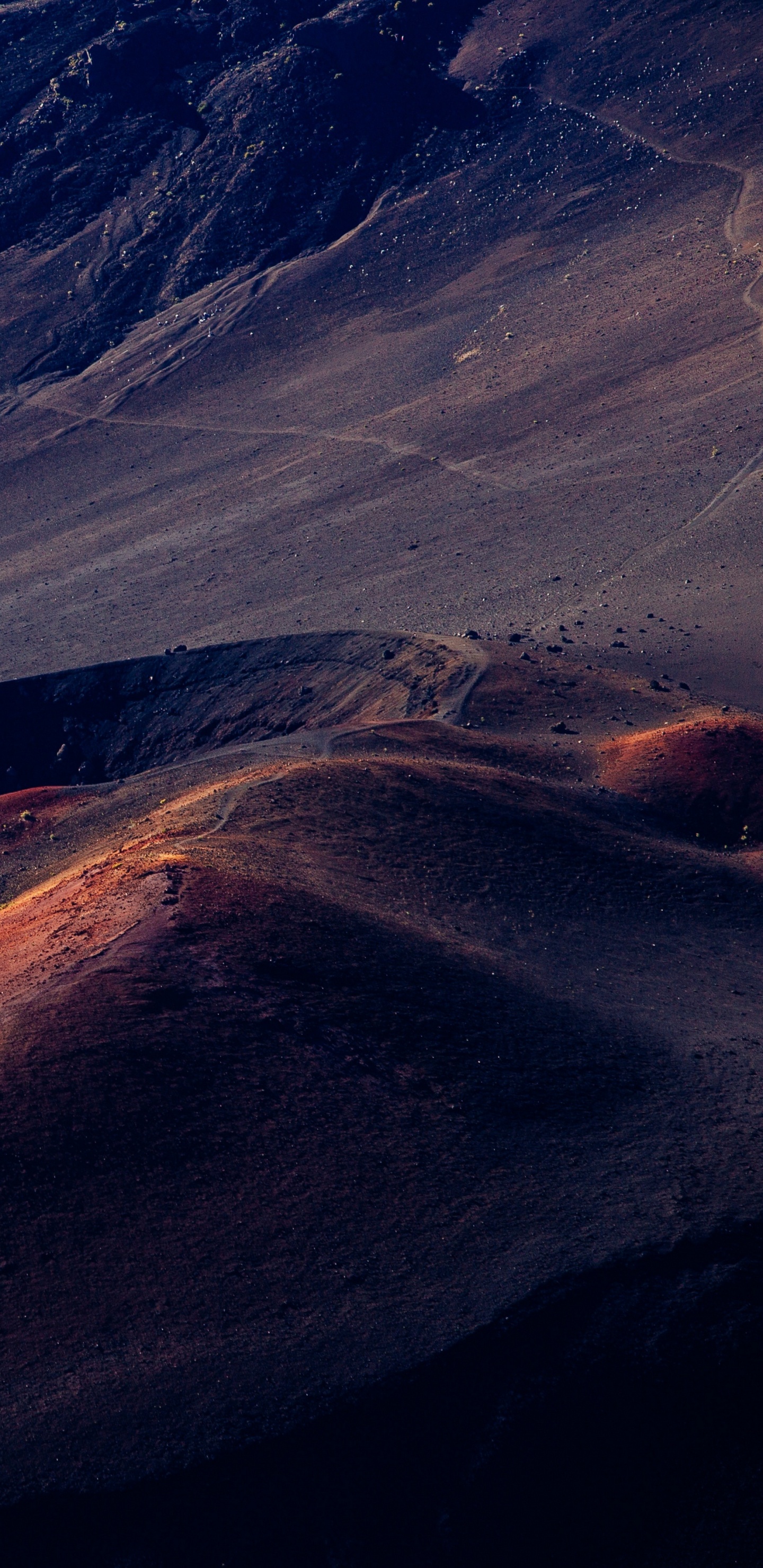 Montañas Marrones y Negras Bajo un Cielo Azul Durante el Día. Wallpaper in 1440x2960 Resolution