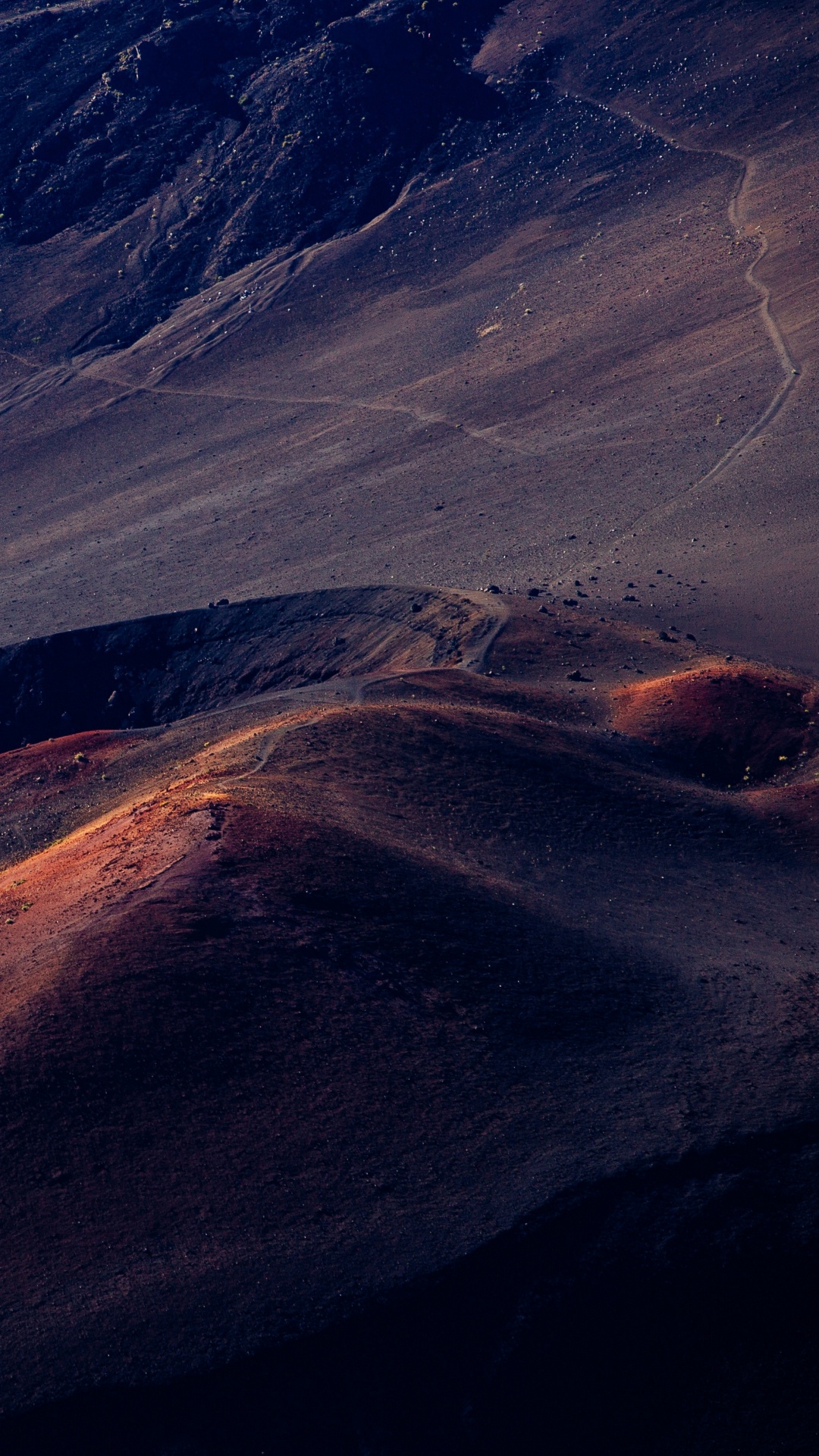 Montagnes Brunes et Noires Sous Ciel Bleu Pendant la Journée. Wallpaper in 1080x1920 Resolution