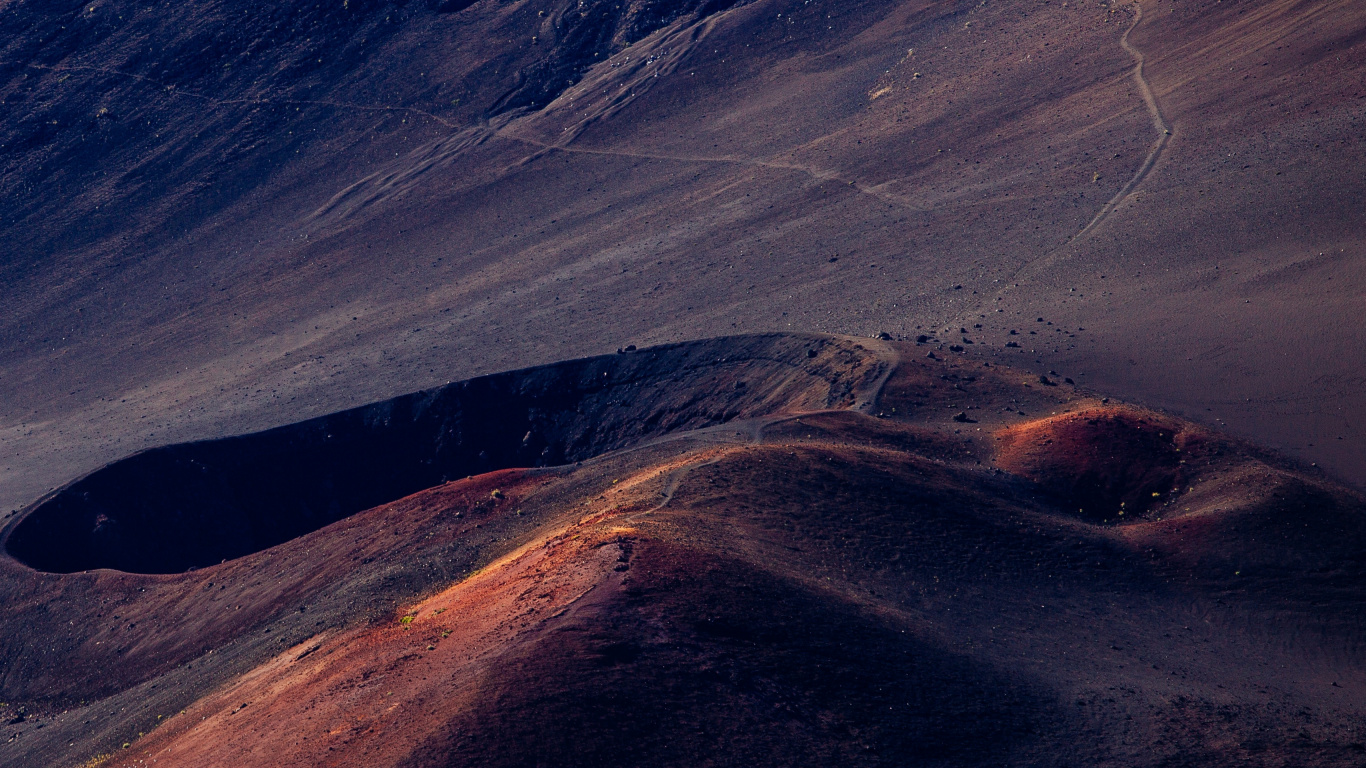 Montagnes Brunes et Noires Sous Ciel Bleu Pendant la Journée. Wallpaper in 1366x768 Resolution