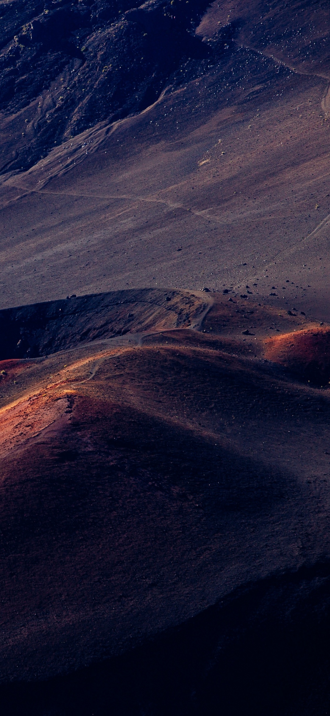 Tagsüber Braune Und Schwarze Berge Unter Blauem Himmel. Wallpaper in 1125x2436 Resolution
