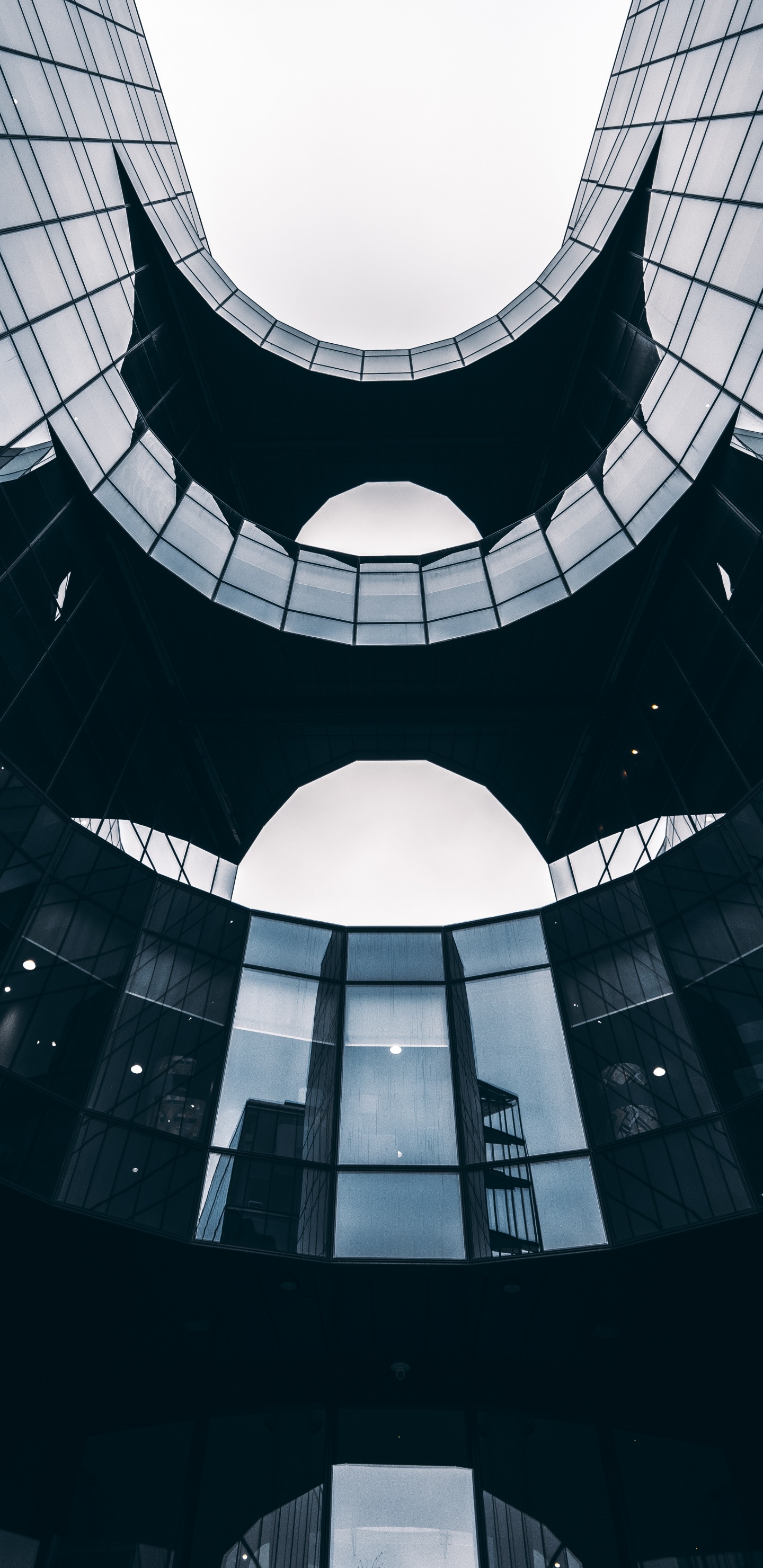 Schwarz-weiße Wendeltreppe. Wallpaper in 1440x2960 Resolution