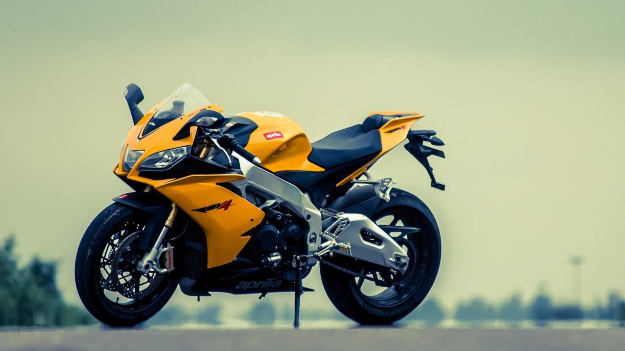 Orange and Black Sports Bike. Wallpaper in 1280x720 Resolution