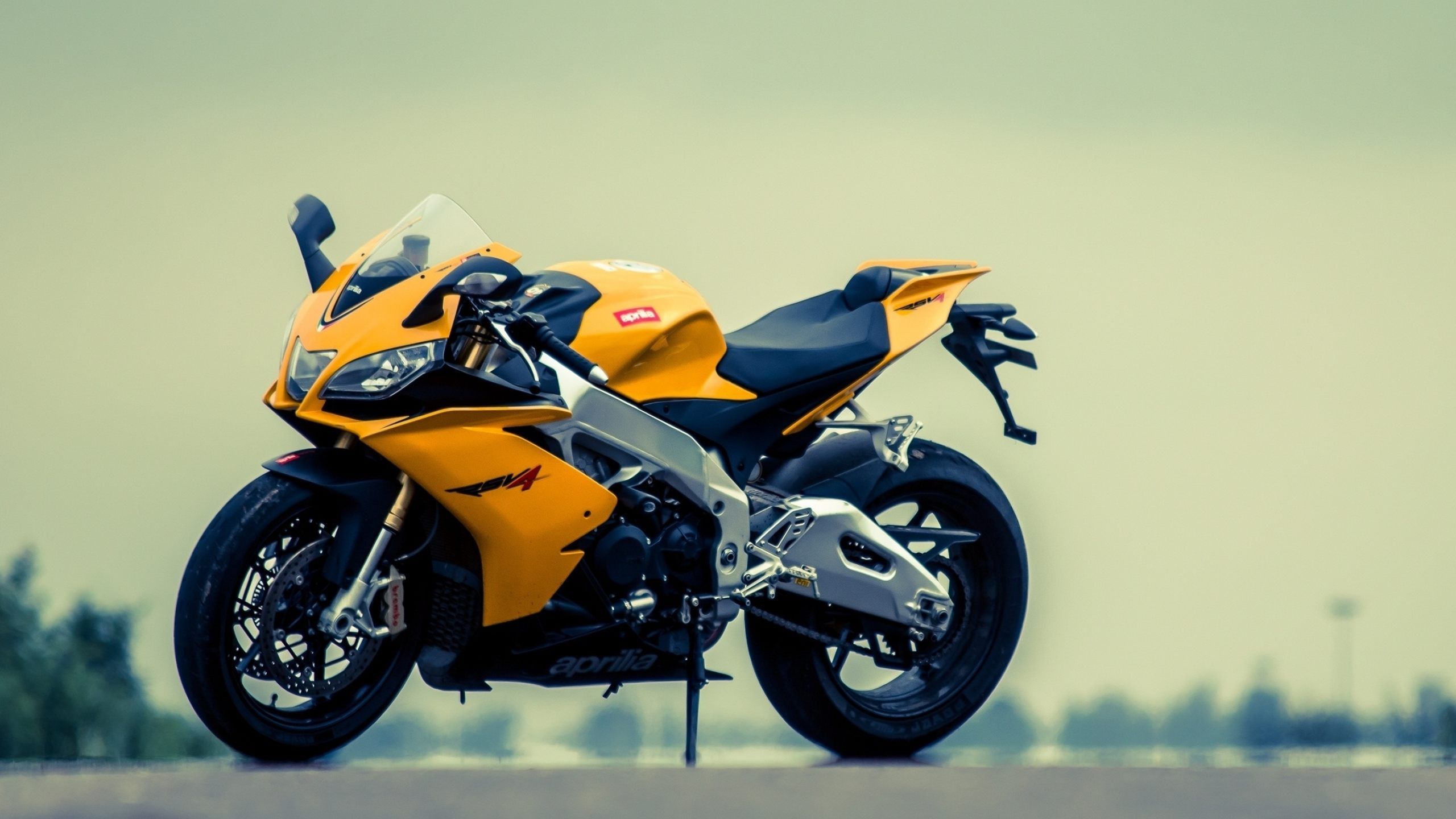 Orange and Black Sports Bike. Wallpaper in 2560x1440 Resolution