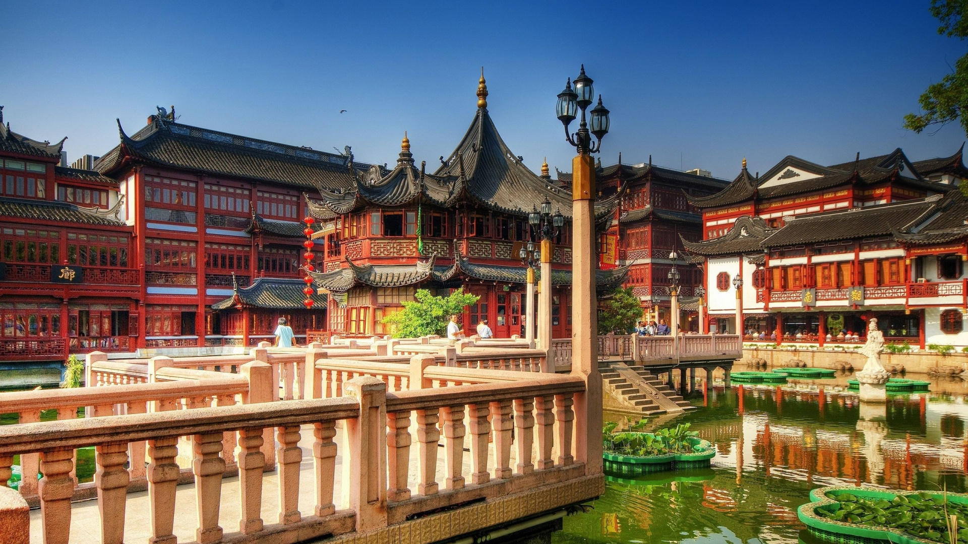 Edificio de Hormigón Marrón y Blanco Cerca Del Cuerpo de Agua Durante el Día. Wallpaper in 1920x1080 Resolution