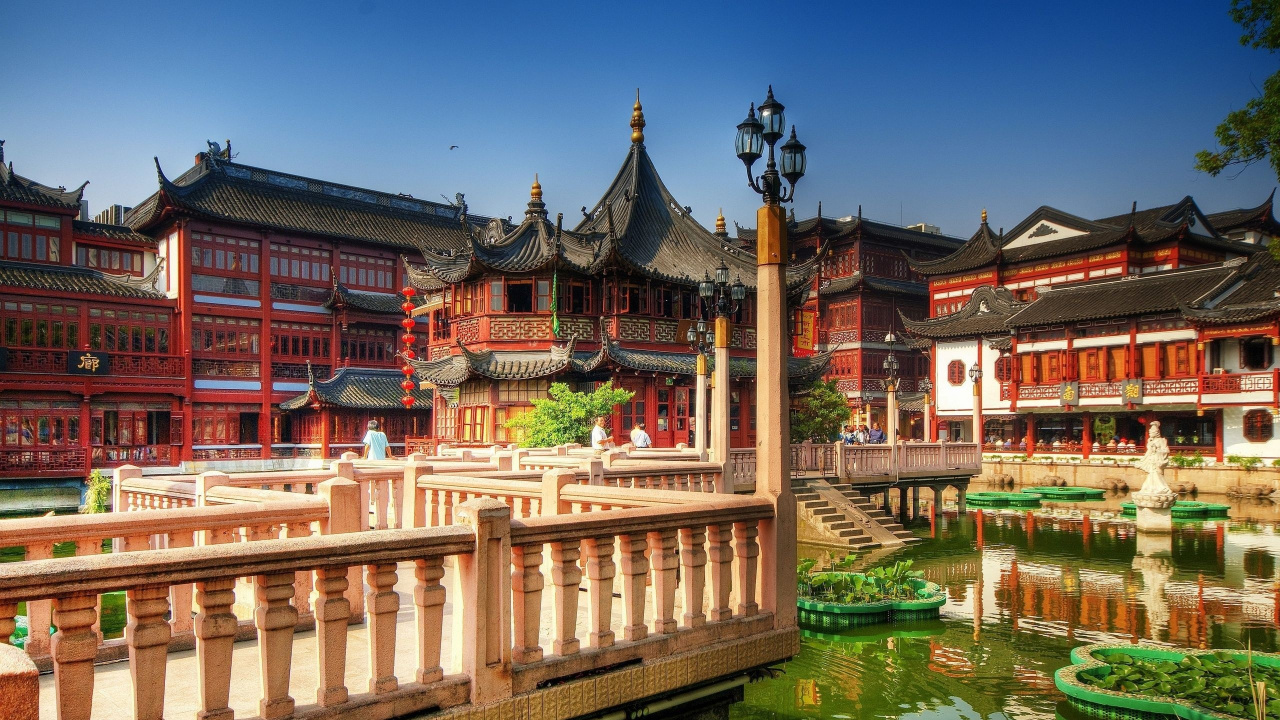 Braunes Und Weißes Betongebäude in Der Nähe Eines Gewässers Tagsüber. Wallpaper in 1280x720 Resolution