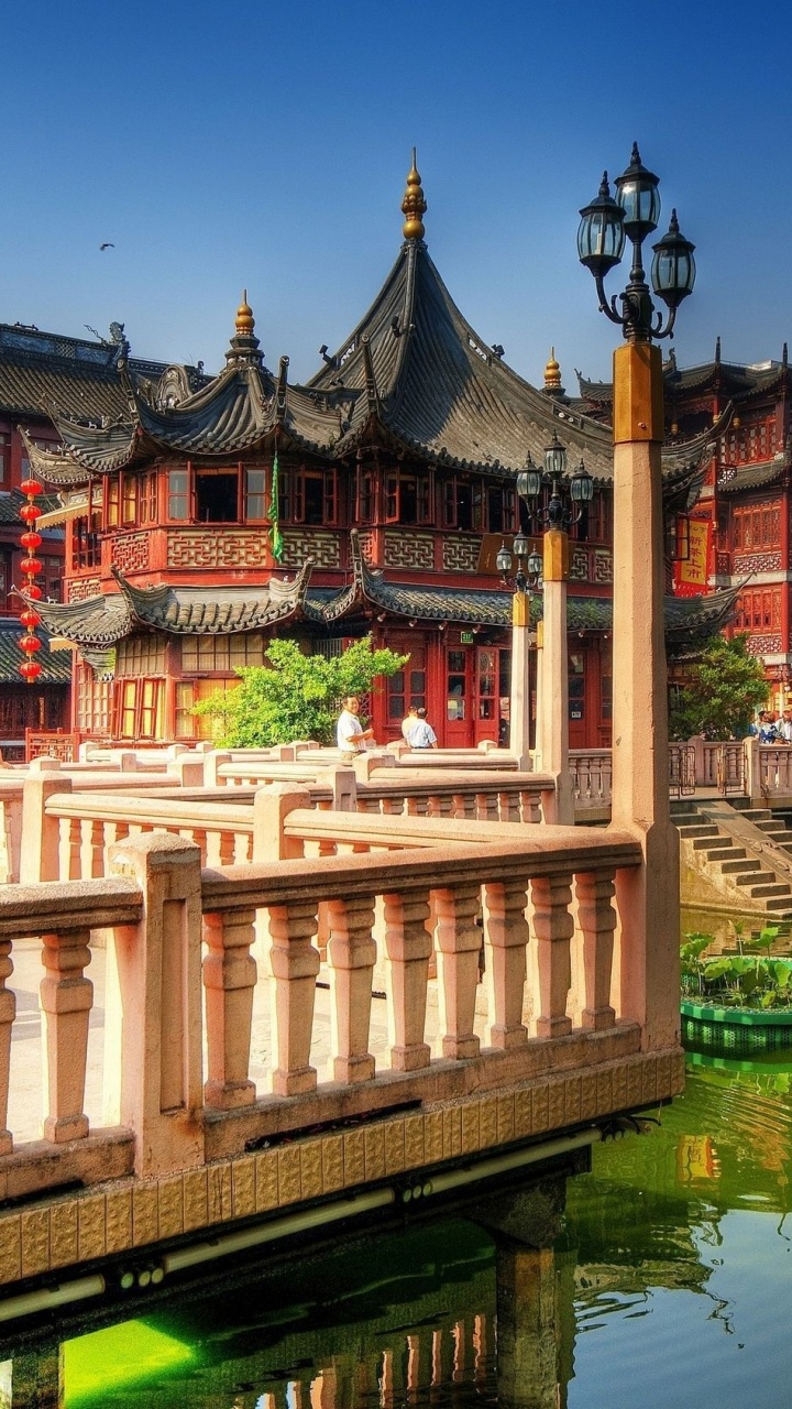 Braunes Und Weißes Betongebäude in Der Nähe Eines Gewässers Tagsüber. Wallpaper in 720x1280 Resolution