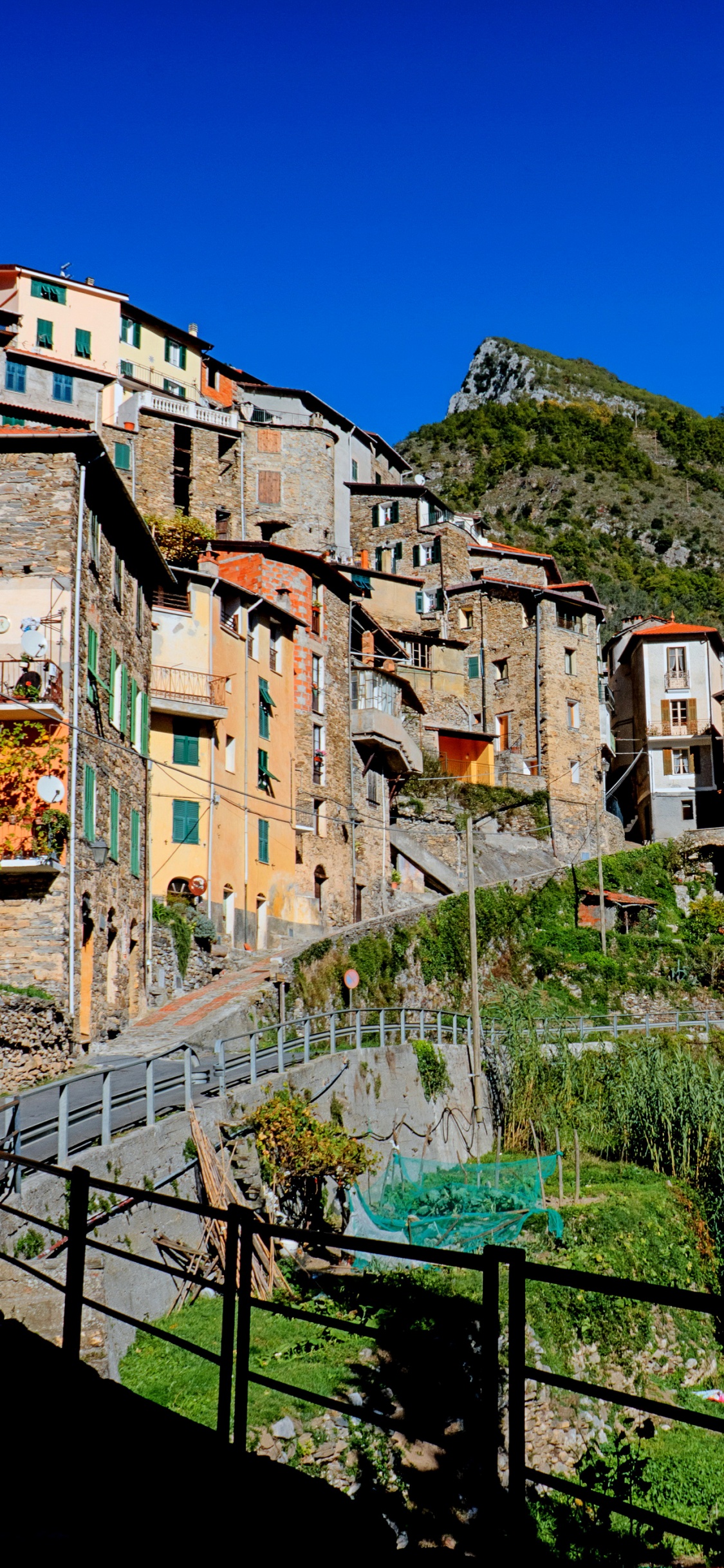 Bâtiment en Béton Brun Près Des Arbres Verts Sous Ciel Bleu Pendant la Journée. Wallpaper in 1125x2436 Resolution