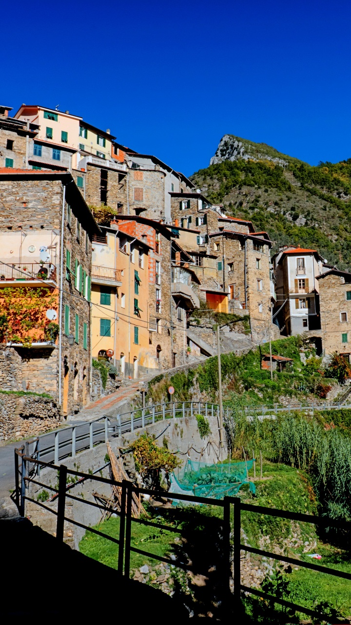 Bâtiment en Béton Brun Près Des Arbres Verts Sous Ciel Bleu Pendant la Journée. Wallpaper in 720x1280 Resolution