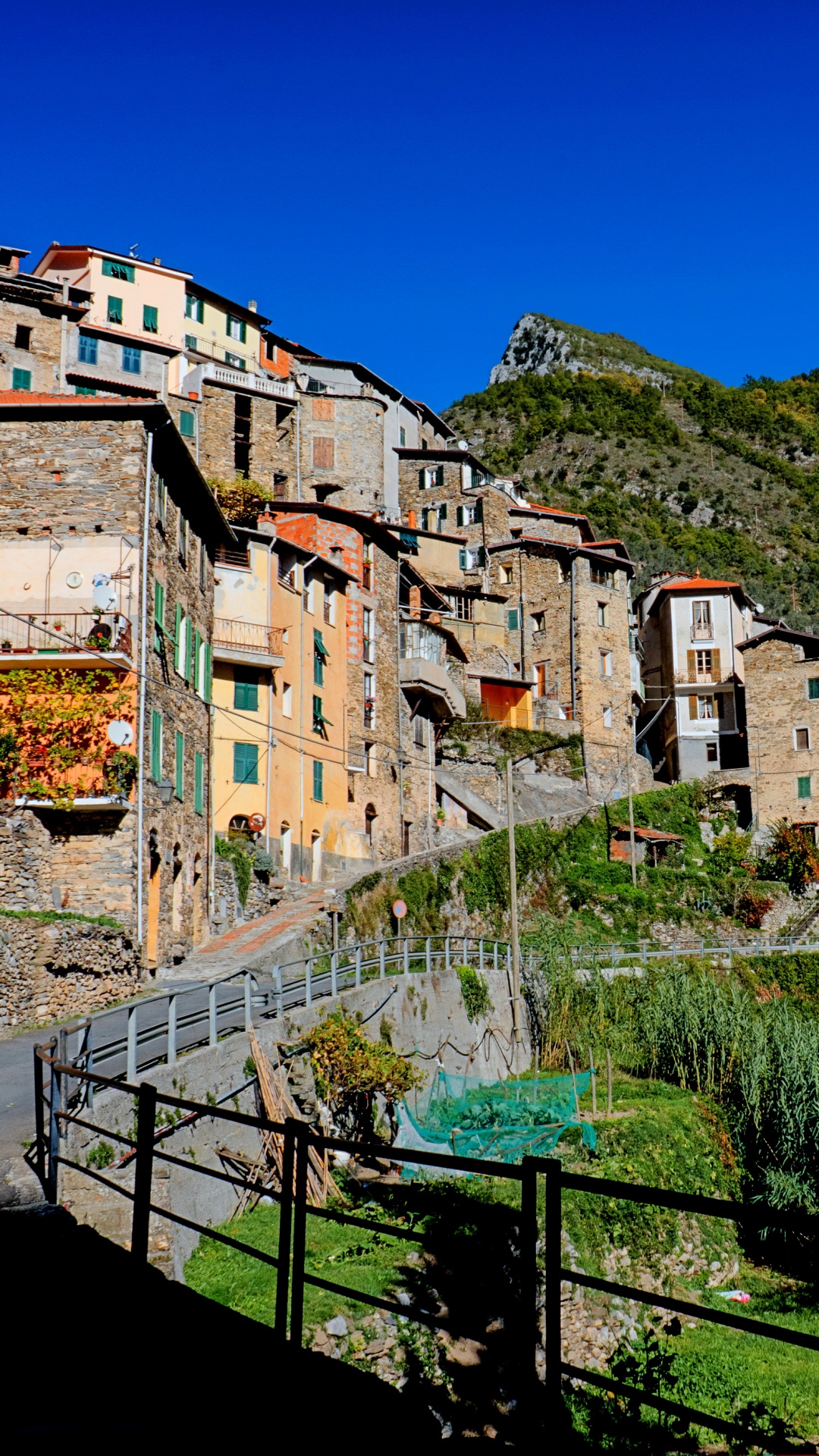 Edificio de Hormigón Marrón Cerca de Árboles Verdes Bajo un Cielo Azul Durante el Día. Wallpaper in 1080x1920 Resolution