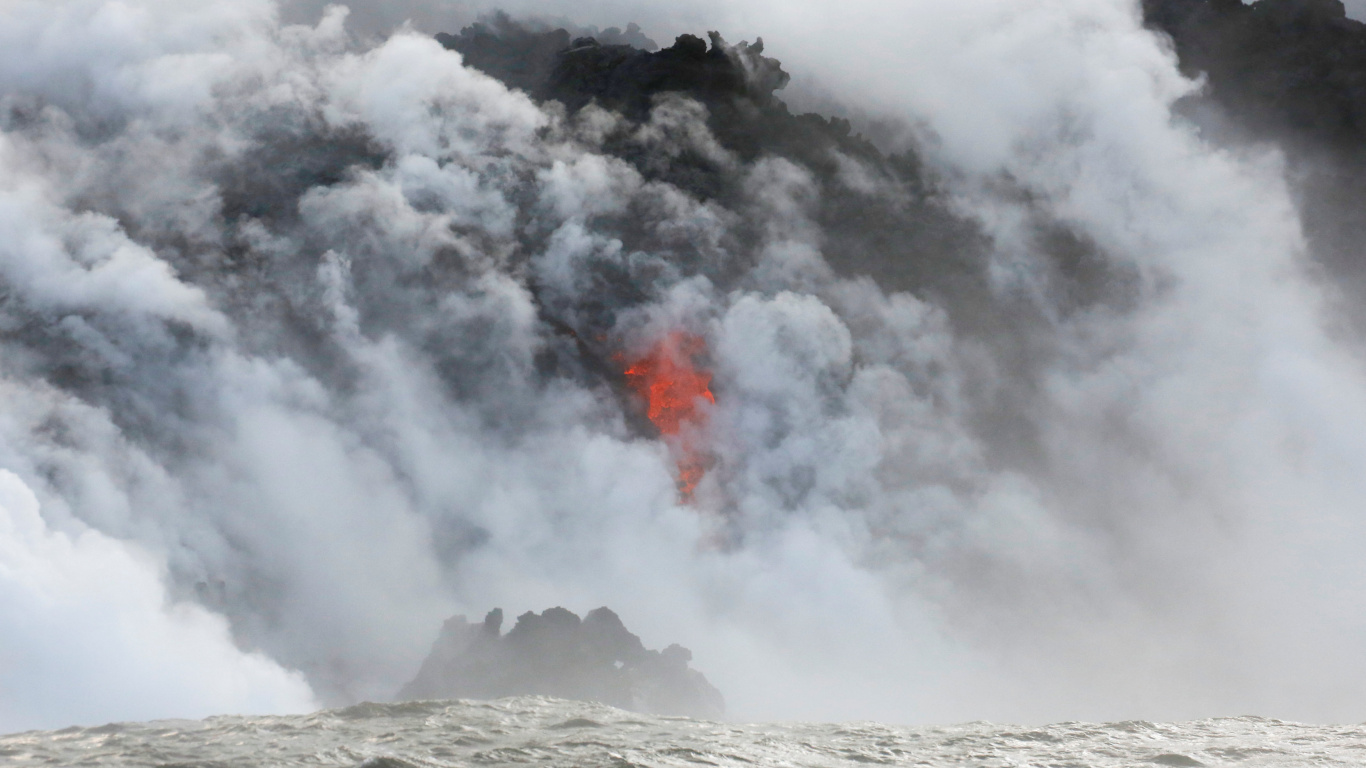 Ocean Waves Crashing on Shore During Daytime. Wallpaper in 1366x768 Resolution