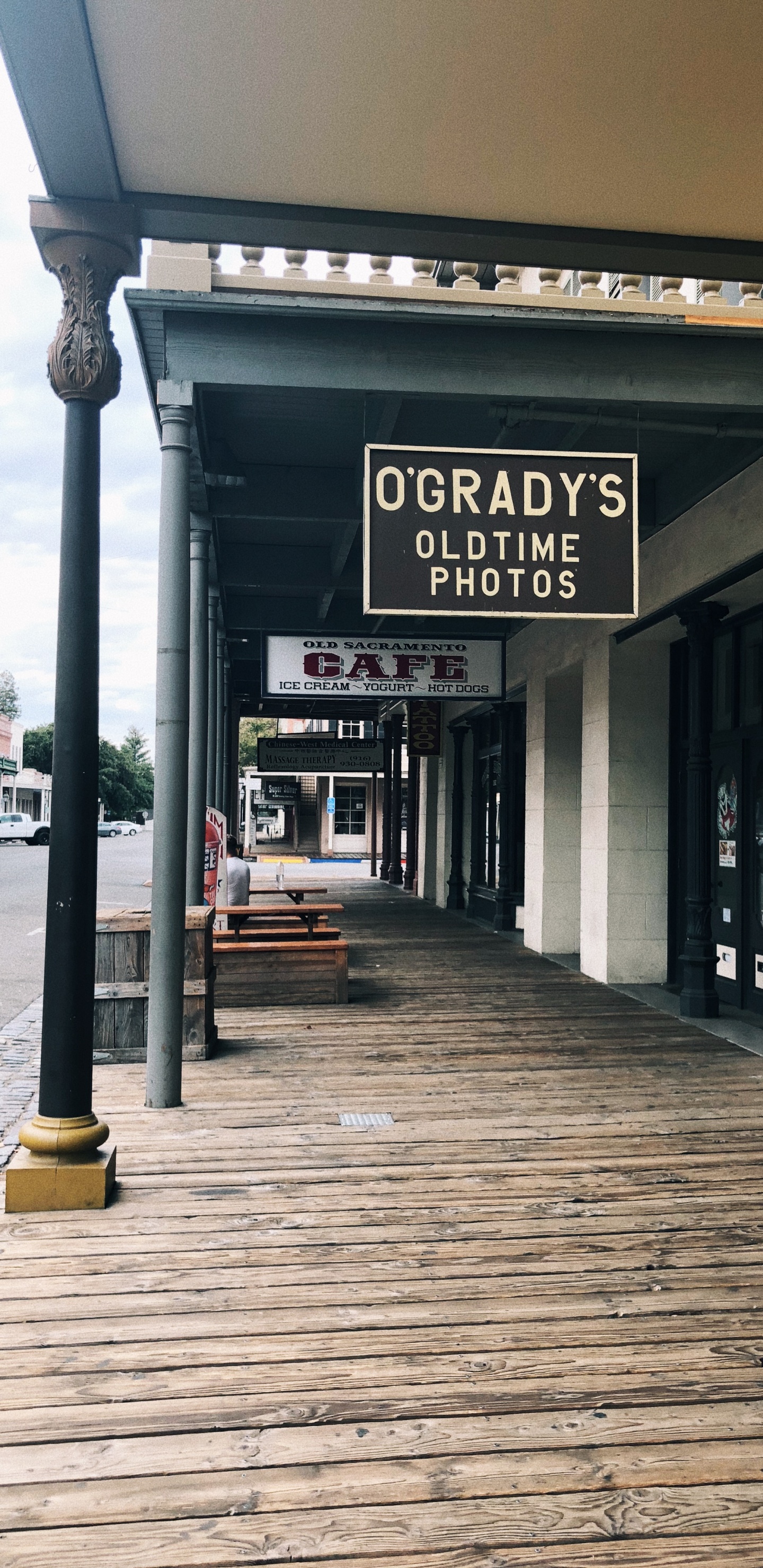 Etage, Signage, Gehweg, Tür, Kopfsteinpflaster. Wallpaper in 1440x2960 Resolution