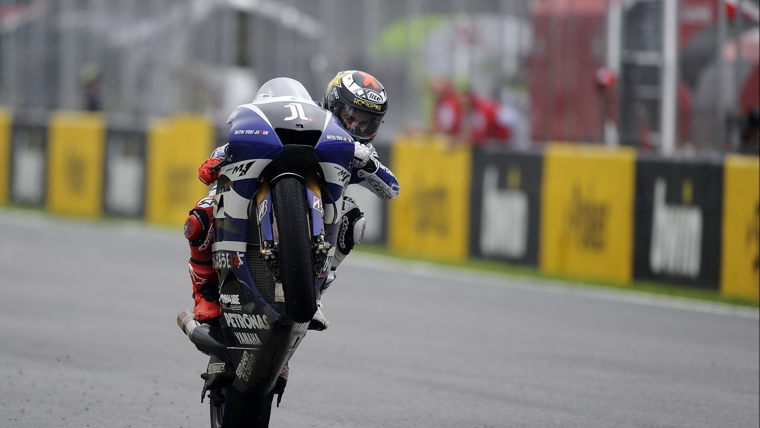 L'homme au Casque Rouge Moto Sur Route Pendant la Journée. Wallpaper in 2560x1440 Resolution