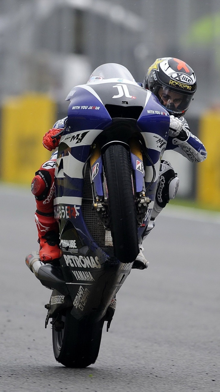 Mann Mit Rotem Helm, Der Tagsüber Motorrad Auf Der Straße Fährt. Wallpaper in 720x1280 Resolution