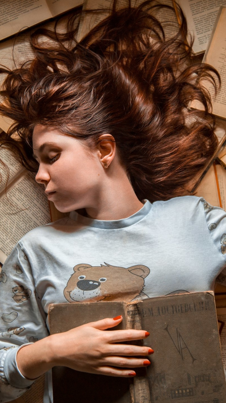 Mädchen Schläft Mit Büchern, Ranger Lehrling, Buch, Die Ruinen Von Gorlan, Lesung. Wallpaper in 750x1334 Resolution