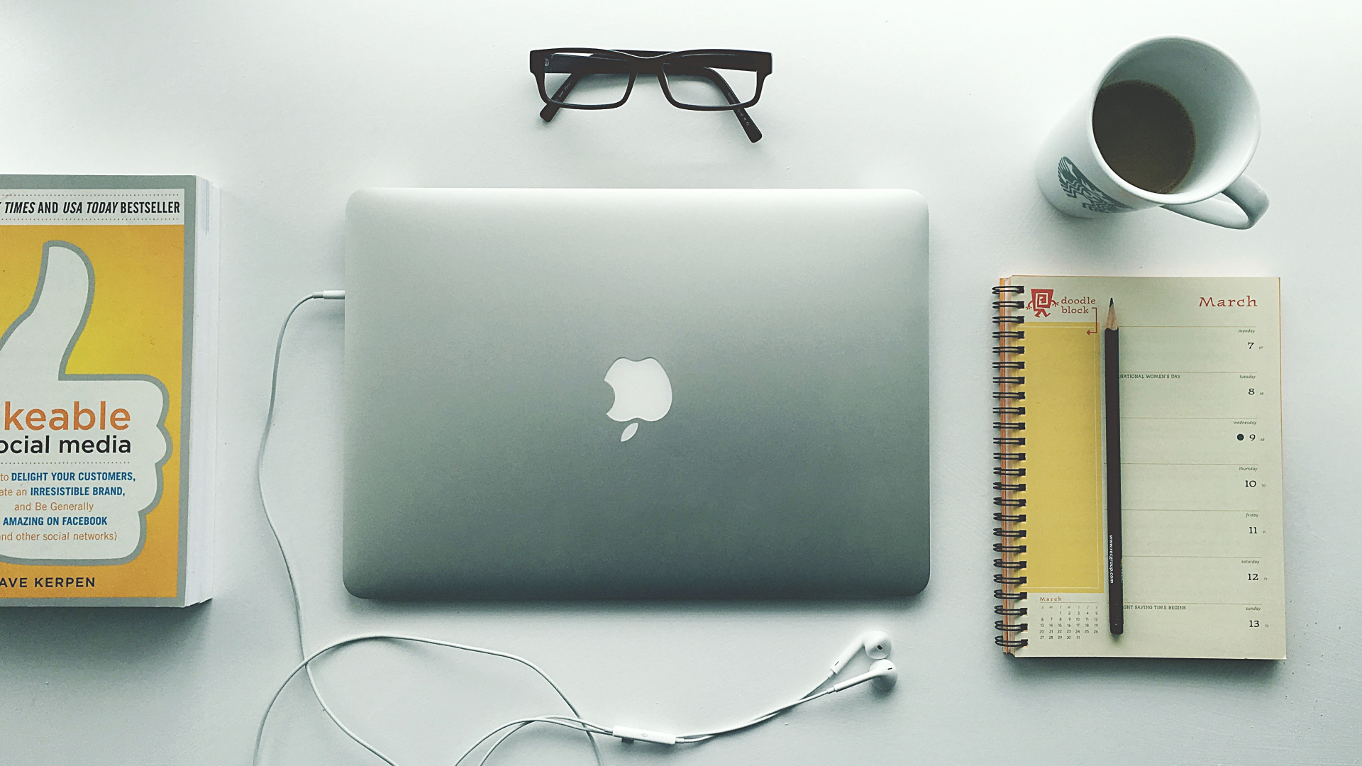 Silbernes MacBook Neben Schwarz Gerahmter Brille. Wallpaper in 1920x1080 Resolution