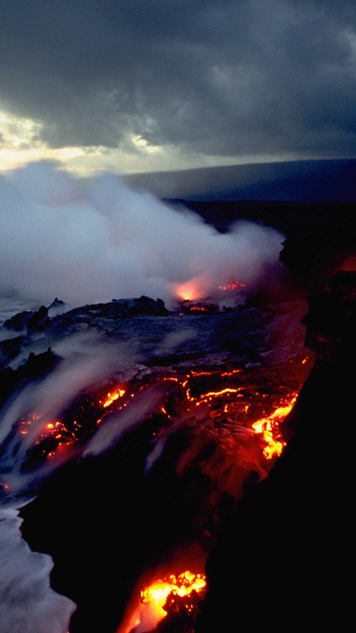 Vagues de la Mer se Brisant Sur le Rivage Sous un Ciel Nuageux Pendant la Journée. Wallpaper in 720x1280 Resolution