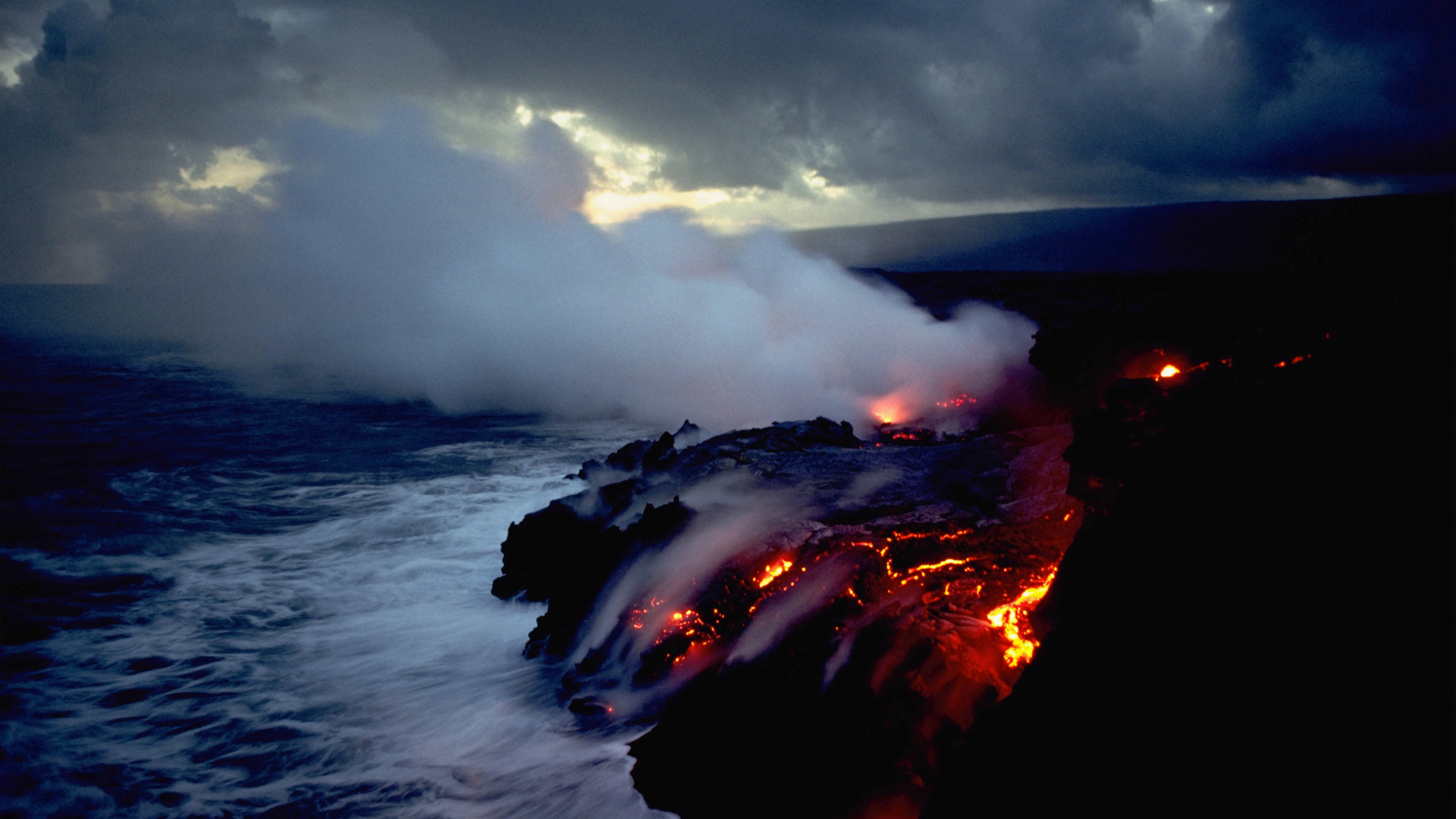 Meereswellen, Die Tagsüber Unter Bewölktem Himmel an Land Krachen. Wallpaper in 2560x1440 Resolution