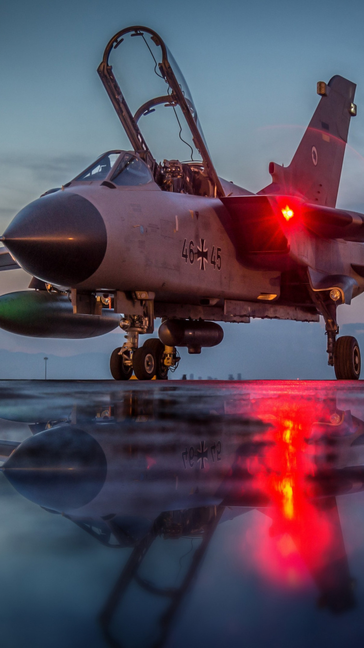 Avion de Chasse Noir à L'aéroport Pendant la Journée. Wallpaper in 750x1334 Resolution