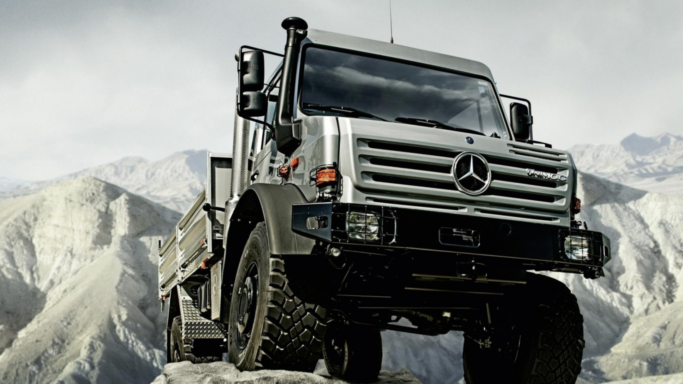 Camion Blanc et Noir Sur un Sol Couvert de Neige Blanche Pendant la Journée. Wallpaper in 1366x768 Resolution