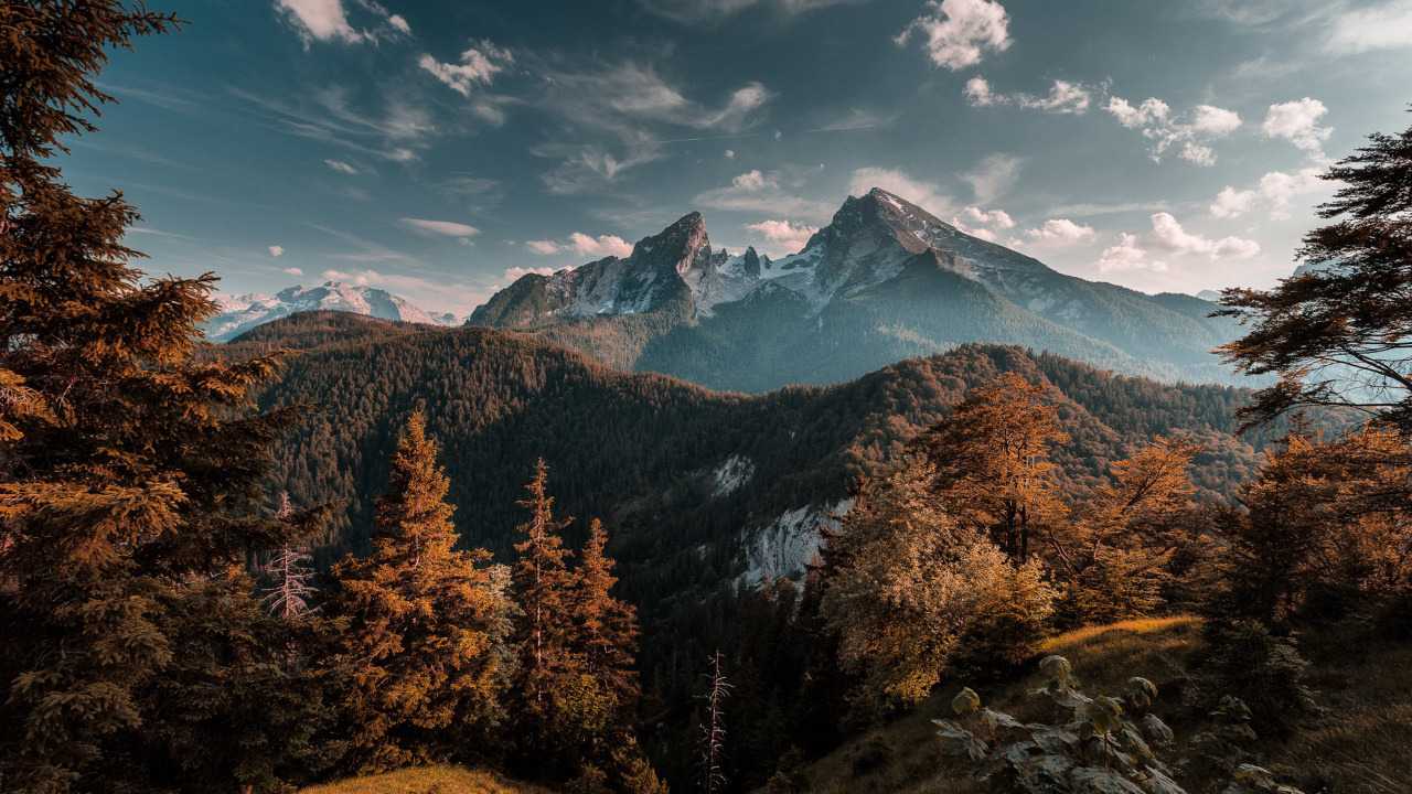 Green and Brown Trees Near Mountain Under Blue Sky During Daytime. Wallpaper in 1280x720 Resolution