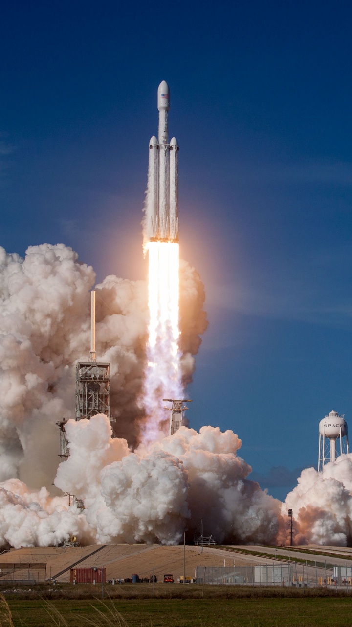 Vaisseau Spatial Blanc Sur Mer Sous Ciel Bleu Pendant la Journée. Wallpaper in 720x1280 Resolution