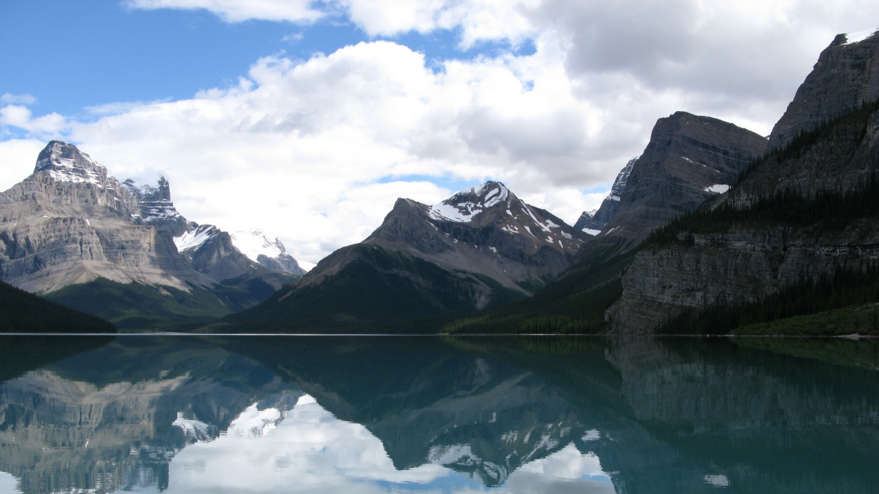Lake Near Mountain Under White Clouds During Daytime. Wallpaper in 1280x720 Resolution