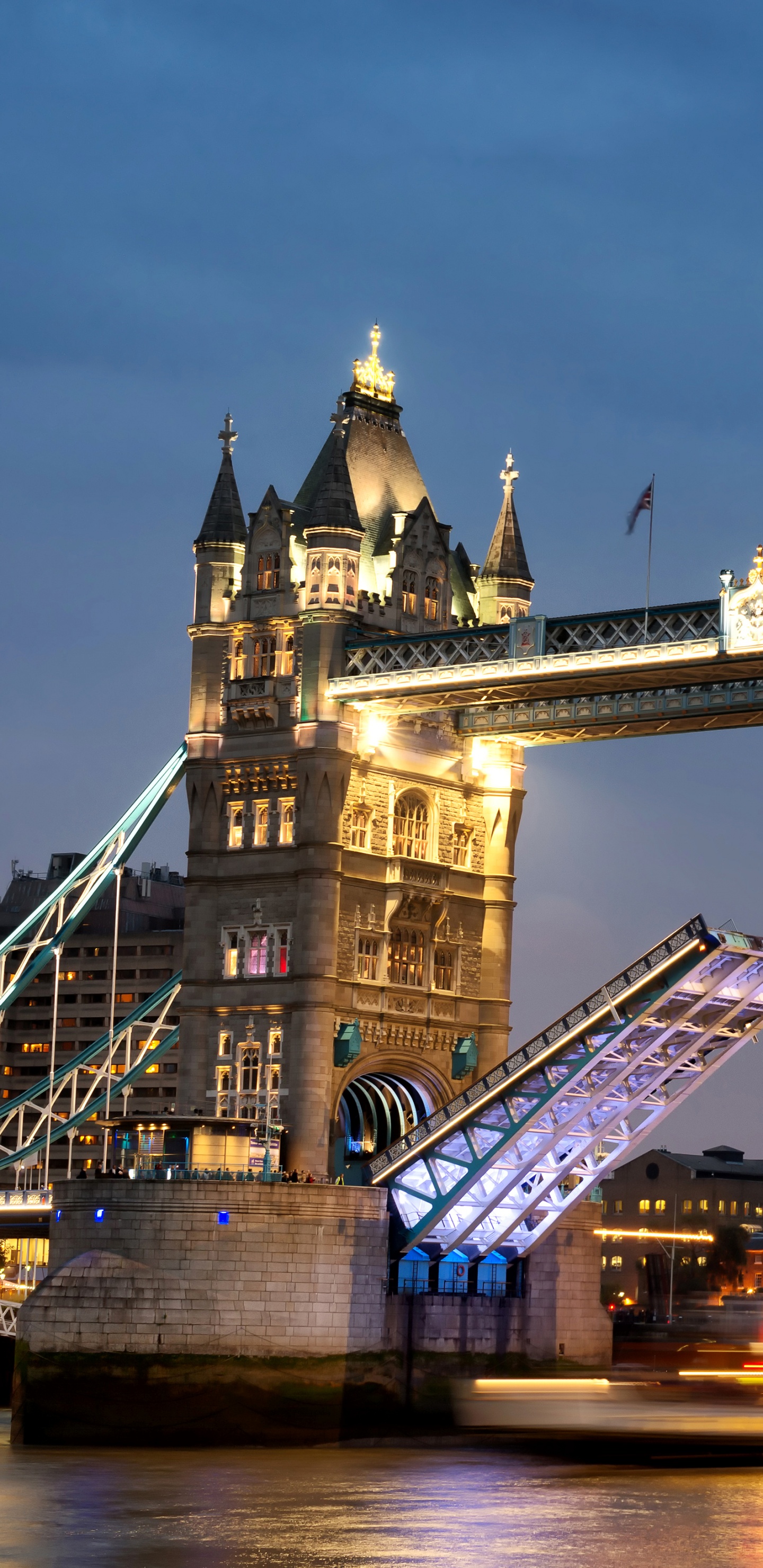 Pont Brun Sous Ciel Bleu Pendant la Nuit. Wallpaper in 1440x2960 Resolution